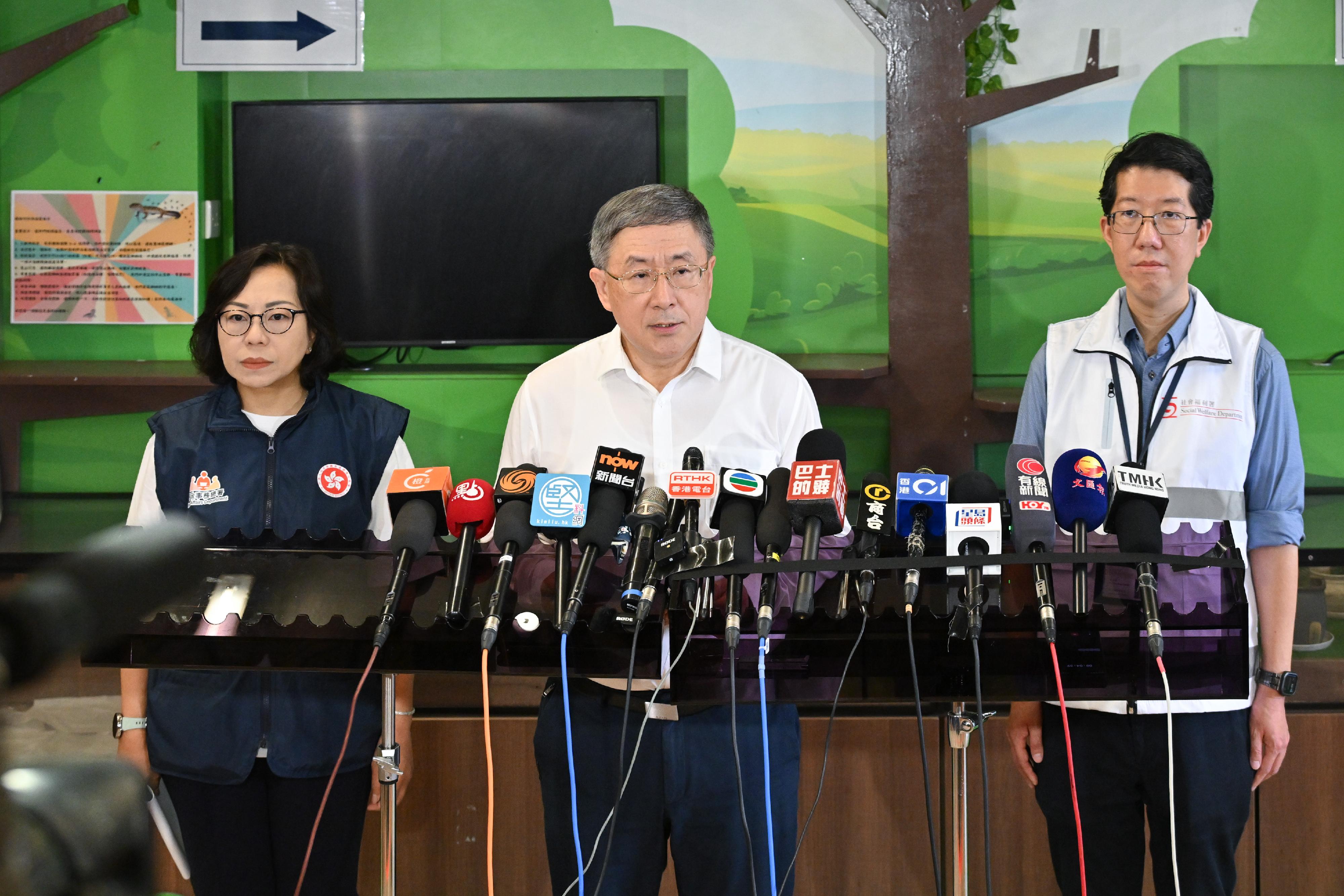 政務司副司長卓永興（中）、​民政及青年事務局局長麥美娟（左）和社會福利署署長杜永恒（右）今日（四月二十九日）就大埔宏福苑居民上樓安排會見傳媒。