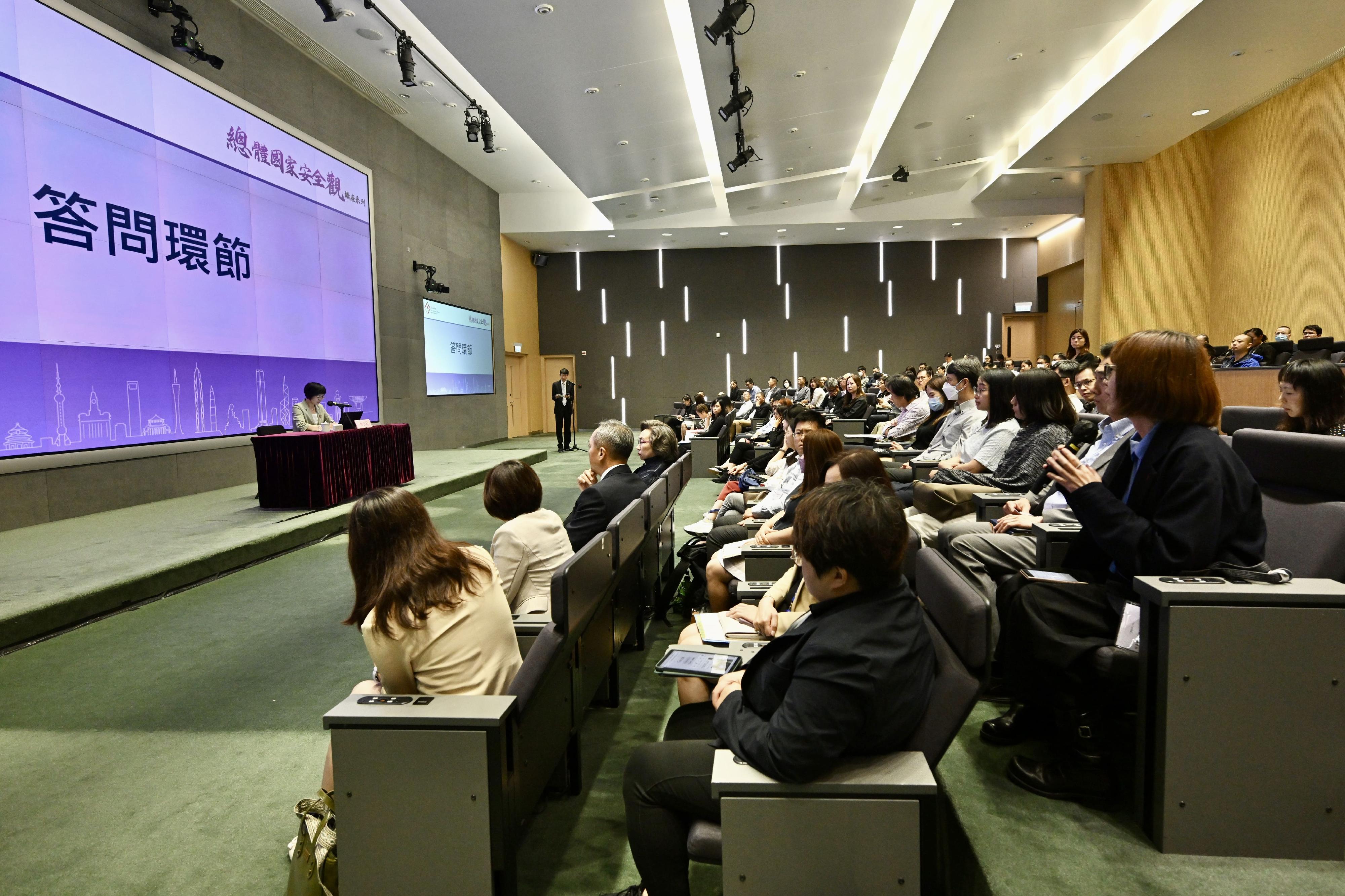 The Civil Service College of the Civil Service Bureau organised the "Holistic Approach to National Security" seminar series, on the topic of "Japan's Rightward Shift and China's National Security", today (April 29). Photo shows the speaker of the seminar and Director of the Institute of Foreign-related Rule of Law and Security Studies, China Institutes of Contemporary International Relations, Ms Fan Xiaoju, at the question and answer session.