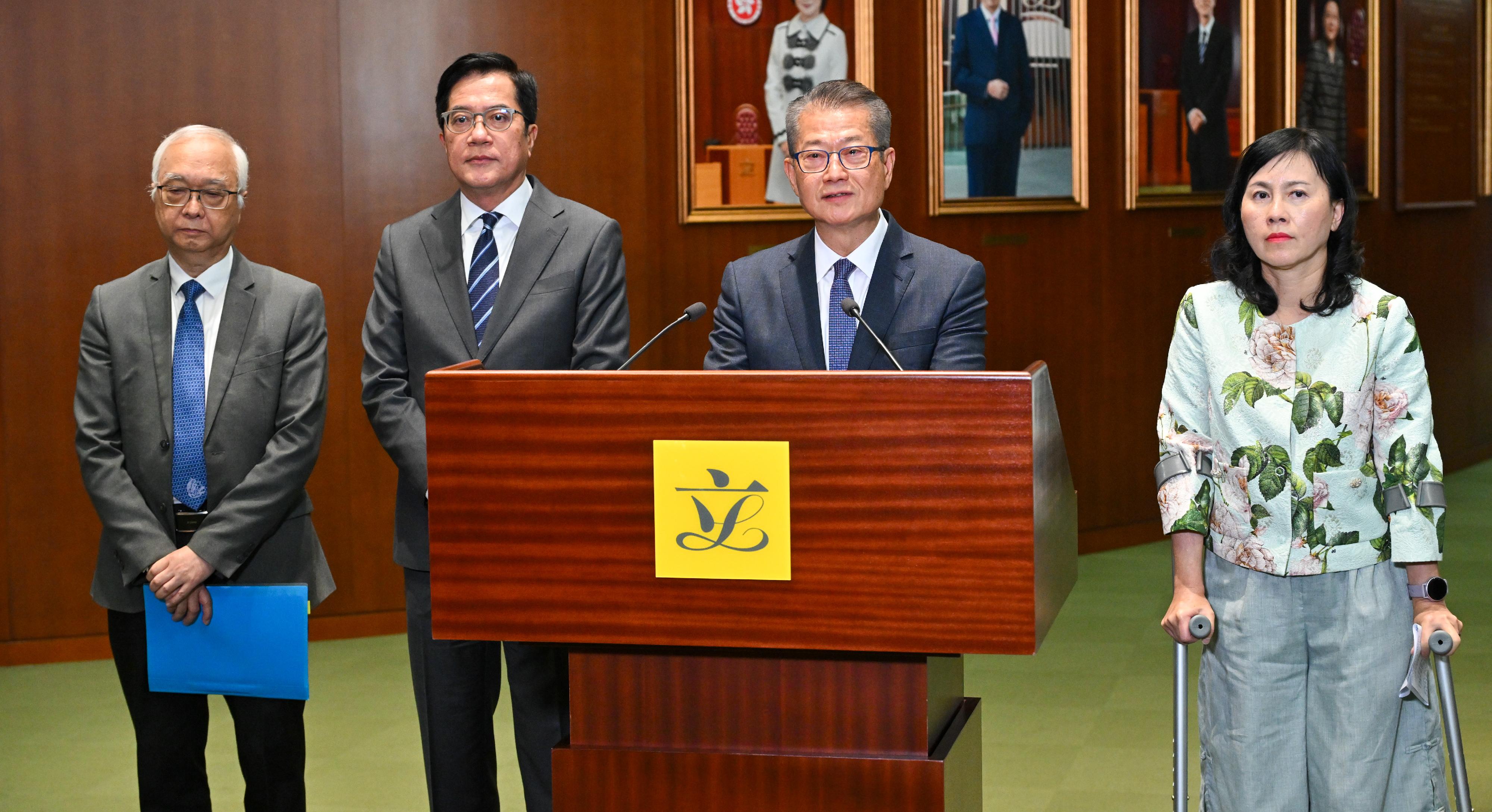 財政司司長陳茂波（右二）、財政司副司長黃偉綸（左二）、環境及生態局局長謝展寰（左一） 和運輸及物流局局長陳美寶（右一）今日（四月二十九日） 下午在立法會三讀通過《2026年撥款條例草案》後會見傳媒。