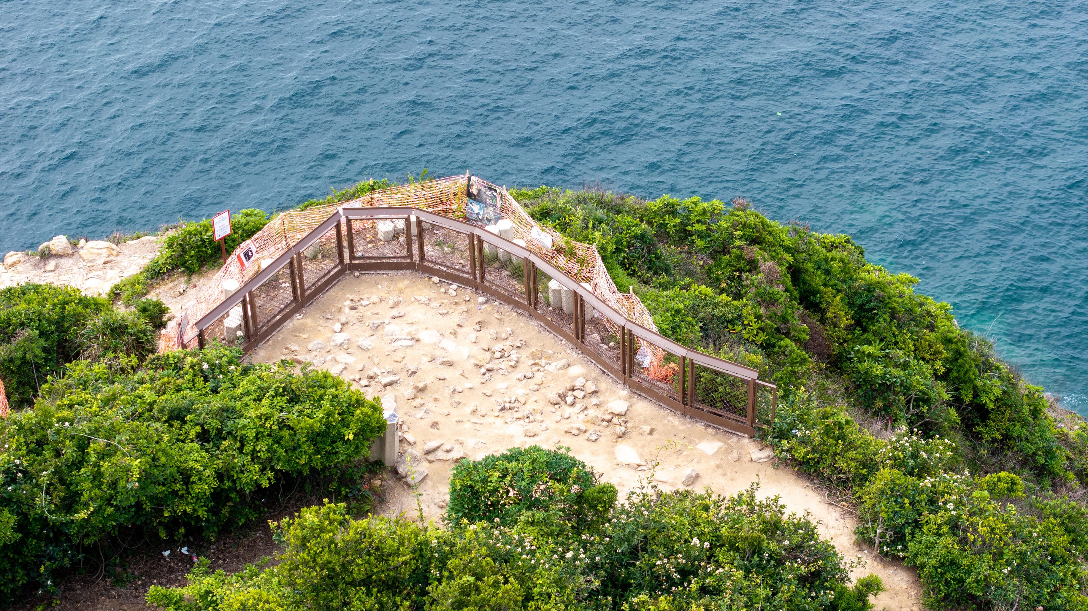In anticipation of a large number of visitors to Sai Kung East Country Park, Sharp Island and Shui Hau on Lantau Island during the Mainland's Labour Day Golden Week (May 1 to 5), the Agriculture, Fisheries and Conservation Department today (April 29) announced the  preparation and deployment of management work at ecotourism hotspots during the holiday period. Photo shows additional railings at the Po Pin Chau viewing platform.