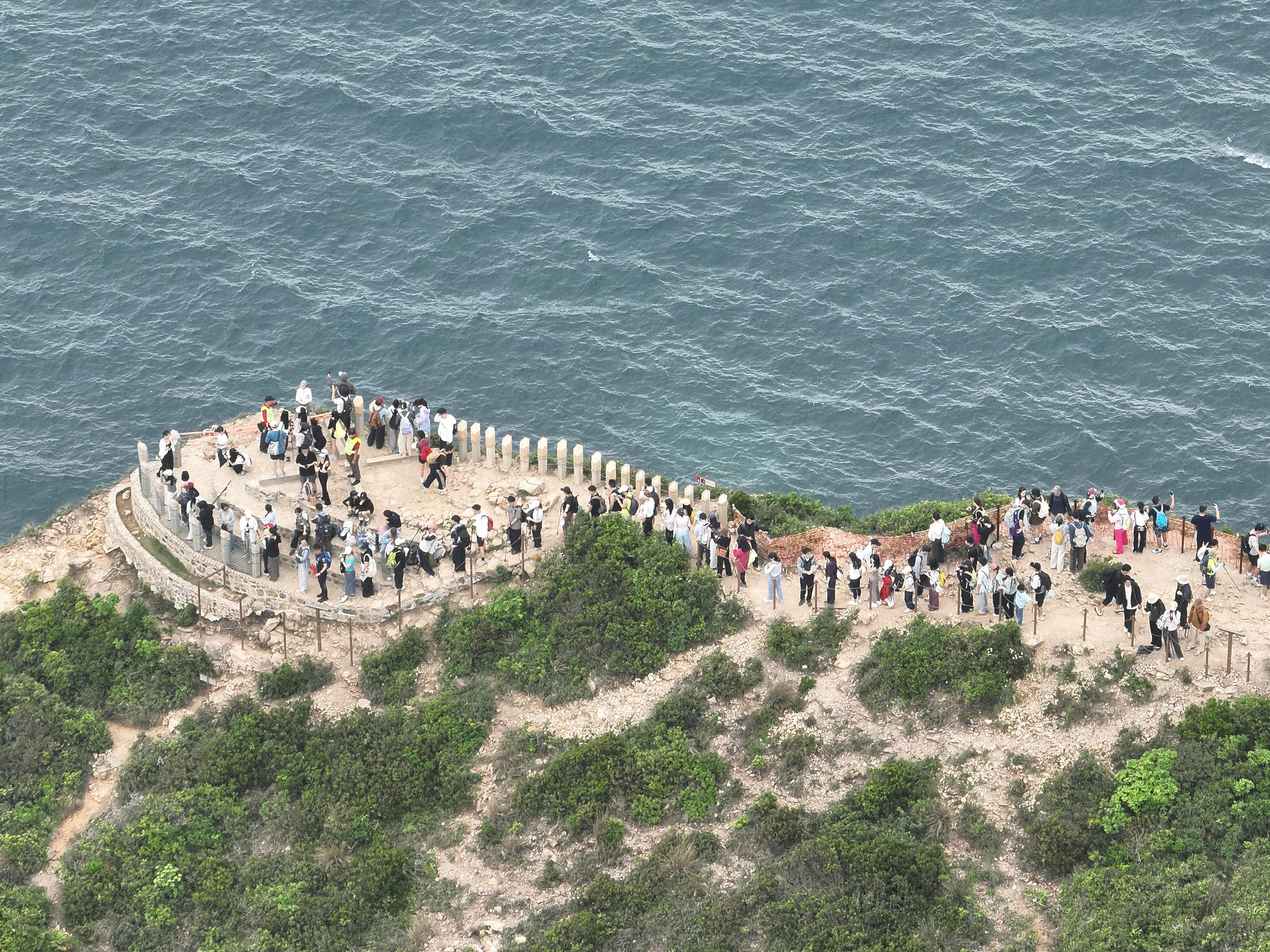 In anticipation of a large number of visitors to Sai Kung East Country Park, Sharp Island and Shui Hau on Lantau Island during the Mainland's Labour Day Golden Week (May 1 to 5), the Agriculture, Fisheries and Conservation Department today (April 29) announced the  preparation and deployment of management work at ecotourism hotspots during the holiday period. Photo shows drones monitoring and broadcasting above the Po Pin Chau viewing platform.