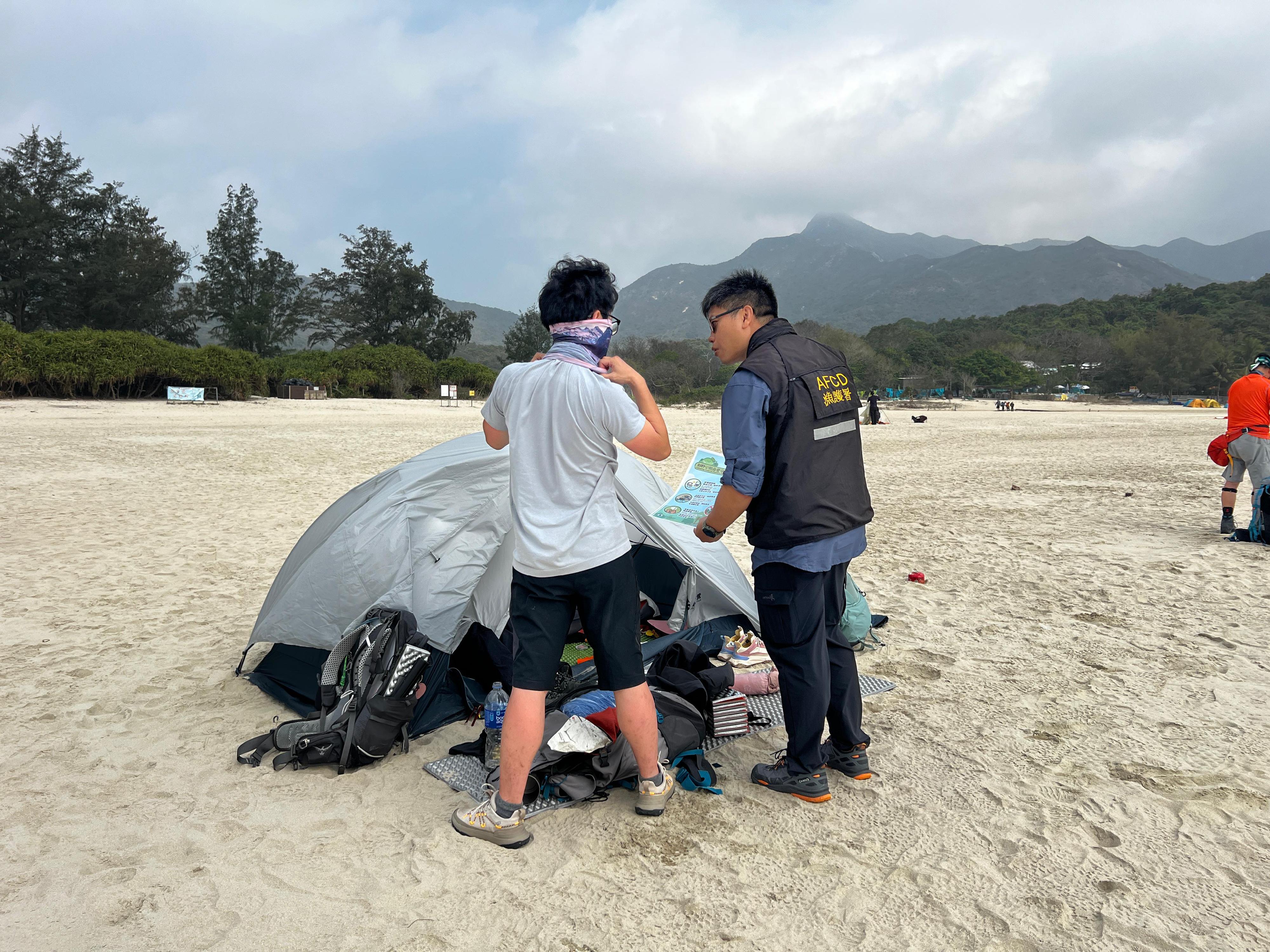 In anticipation of a large number of visitors to Sai Kung East Country Park, Sharp Island and Shui Hau on Lantau Island during the Mainland's Labour Day Golden Week (May 1 to 5), the Agriculture, Fisheries and Conservation Department (AFCD) today (April 29) announced the  preparation and deployment of management work at ecotourism hotspots during the holiday period. Photo shows AFCD staff stepping up publicity at a popular campsite.