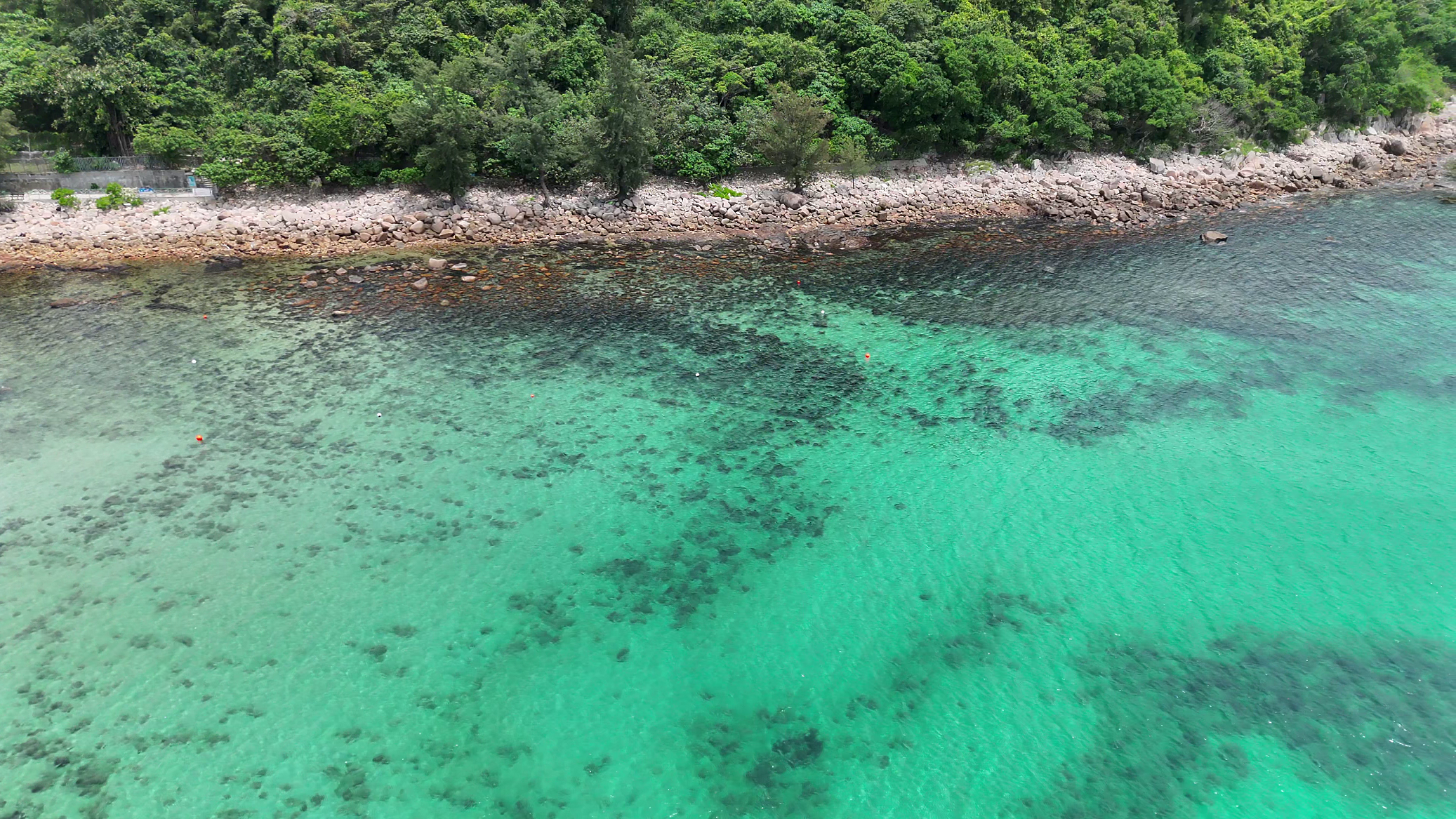 In anticipation of a large number of visitors to Sai Kung East Country Park, Sharp Island and Shui Hau on Lantau Island during the Mainland's Labour Day Golden Week (May 1 to 5), the Agriculture, Fisheries and Conservation Department today (April 29) announced the  preparation and deployment of management work at ecotourism hotspots during the holiday period. Photo shows the monitoring of the beach and coastal areas of Sharp Island by drones.