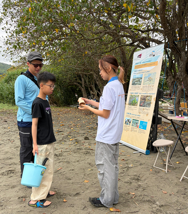 In anticipation of a large number of visitors to Sai Kung East Country Park, Sharp Island and Shui Hau on Lantau Island during the Mainland's Labour Day Golden Week (May 1 to 5), the Agriculture, Fisheries and Conservation Department (AFCD) today (April 29) announced the  preparation and deployment of management work at ecotourism hotspots during the holiday period. Photo shows the AFCD collaborating with the Ocean Park Conservation Foundation Hong Kong to set up an educational booth at the Shui Hau sandflat.