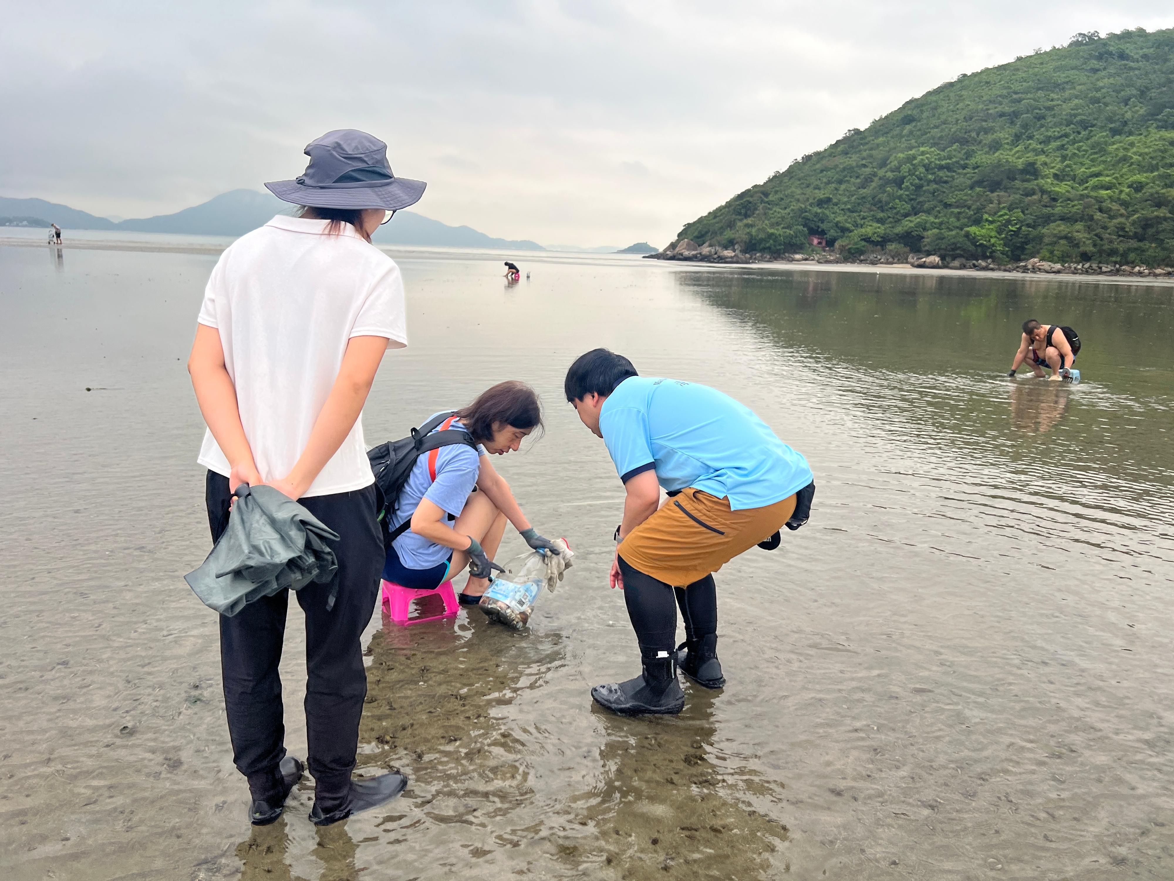 In anticipation of a large number of visitors to Sai Kung East Country Park, Sharp Island and Shui Hau on Lantau Island during the Mainland's Labour Day Golden Week (May 1 to 5), the Agriculture, Fisheries and Conservation Department (AFCD) today (April 29) announced the  preparation and deployment of management work at ecotourism hotspots during the holiday period. Photo shows AFCD staff engaging visitors with information on how to protect horseshoe crabs and the surrounding coastal environment at the Shui Hau sandflat.