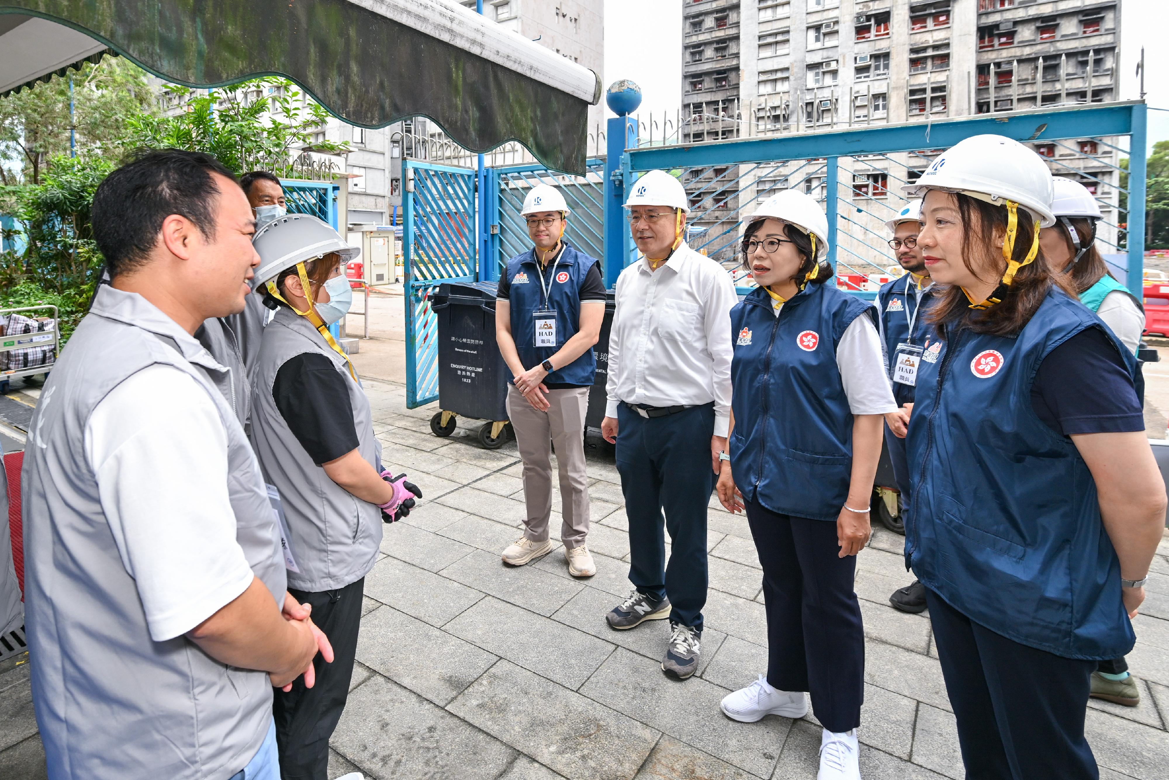 政務司副司長卓永興（右三）和民政及青年事務局局長麥美娟（右二）今日（四月二十九日）到大埔宏福苑視察上樓安排，給地區服務及關愛隊伍義工打氣。旁為民政事務總署署長杜潔麗（右一）。