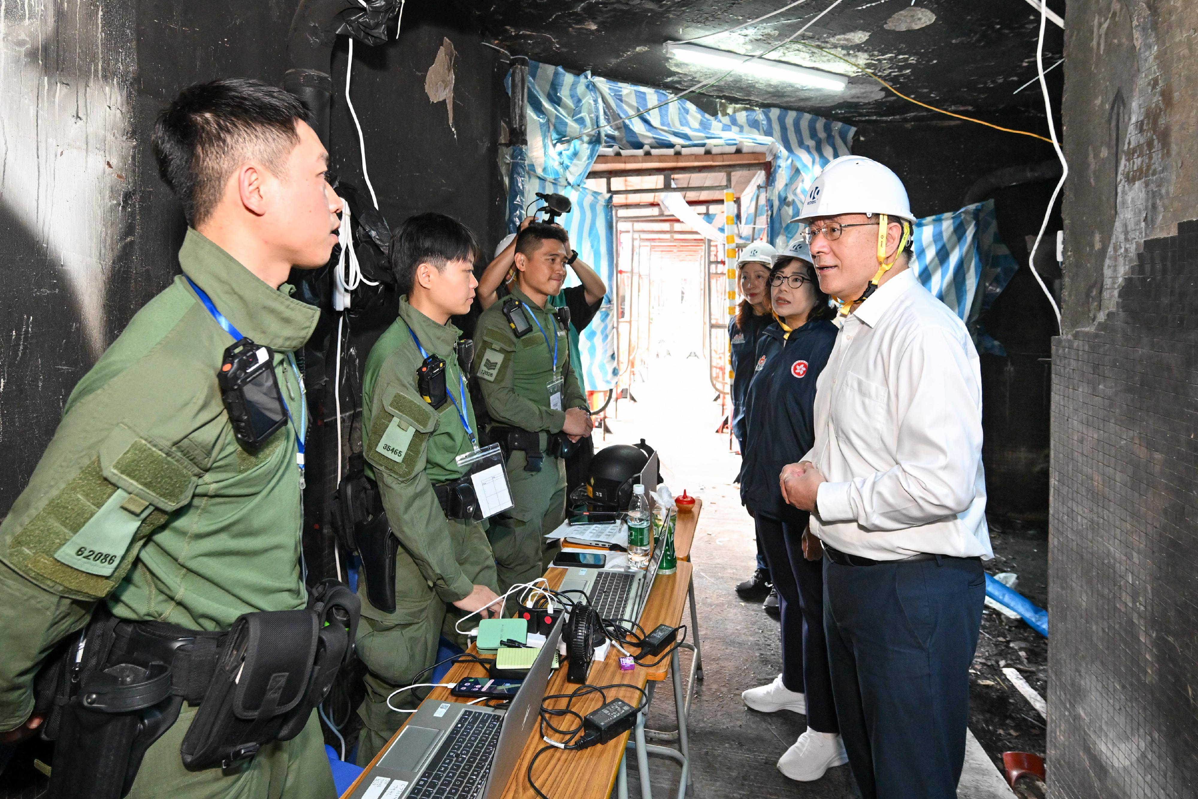 The Deputy Chief Secretary for Administration, Mr Cheuk Wing-hing (first right), and the Secretary for Home and Youth Affairs, Miss Alice Mak (second right), today (April 29) inspect the arrangements for Tai Po Wang Fuk Court residents returning to their units. They also visit Wang Tak House on its first day of reopening and encourage police officers stationed at the ground floor lobby to remain at their posts and continue supporting residents returning to their units.