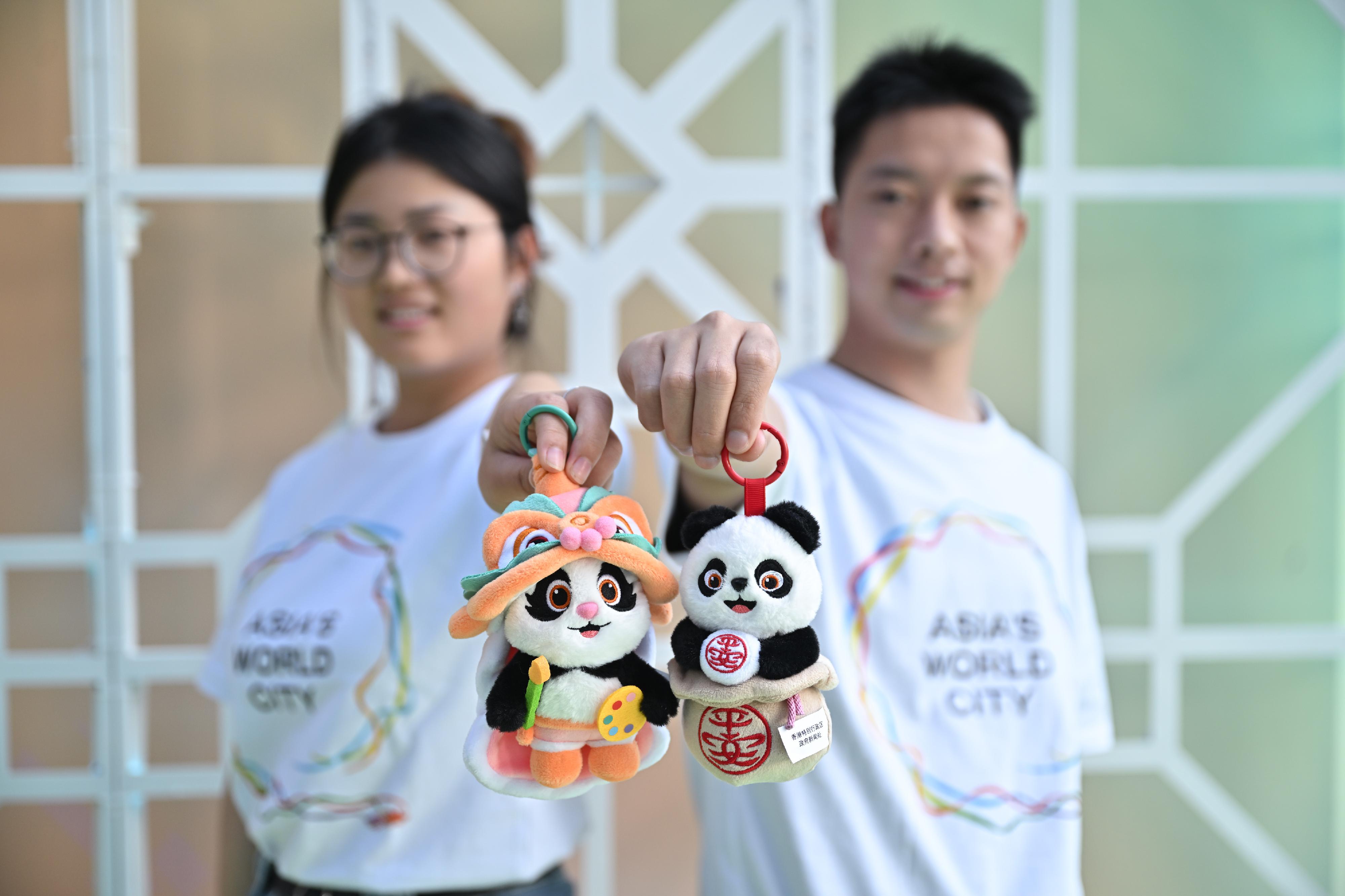 「香港─沉浸式之旅」巡迴展覽今日（四月三十日）在湖北省武漢展開，利用互動藝術科技，展示香港的多元面貌和最新發展。展覽旨在讓武漢以至湖北省民眾通過展覽，探索香港在旅遊、教育、營商和投資方面的獨特機遇和潛力。圖示展覽的互動遊戲獎品毛絨掛件。