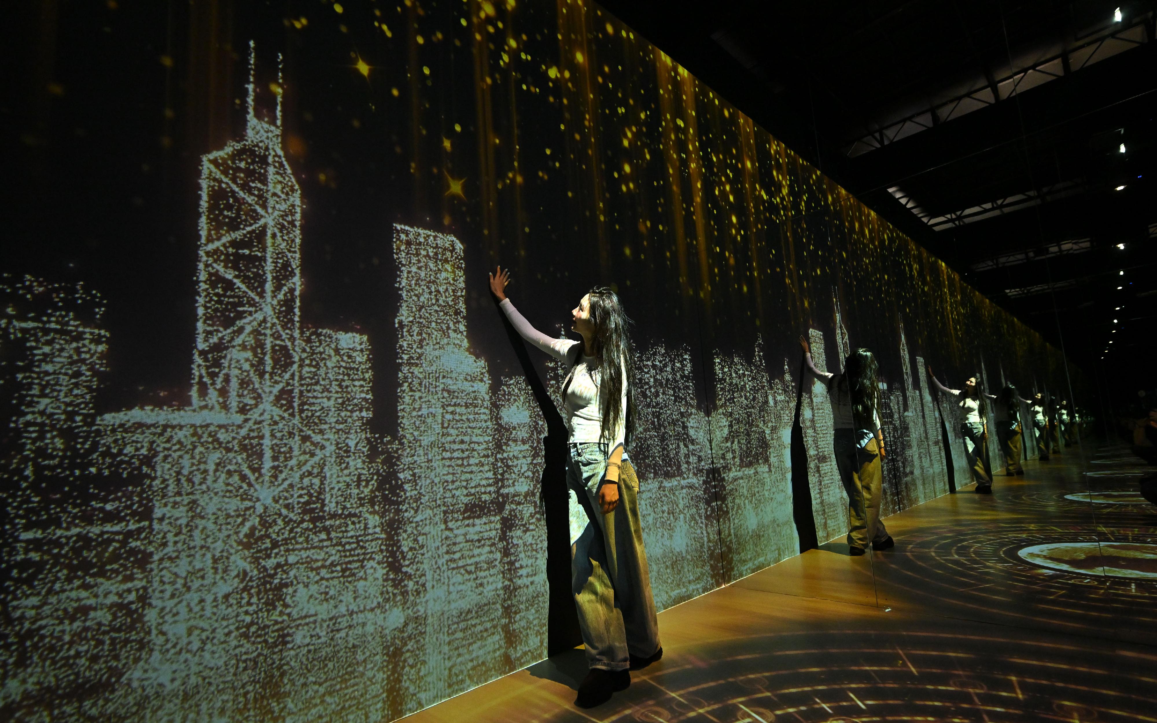 The "Immersive Hong Kong" roving exhibition, which showcases the diversity and latest developments of Hong Kong through interactive art technology, opened in Wuhan, Hubei Province, today (April 30). The exhibition invites visitors from Wuhan and across Hubei Province to explore the unique opportunities and potential for tourism, education, business and investment in Hong Kong. Photo shows an art projection with the theme "Financial Bridgehead" at the exhibition.