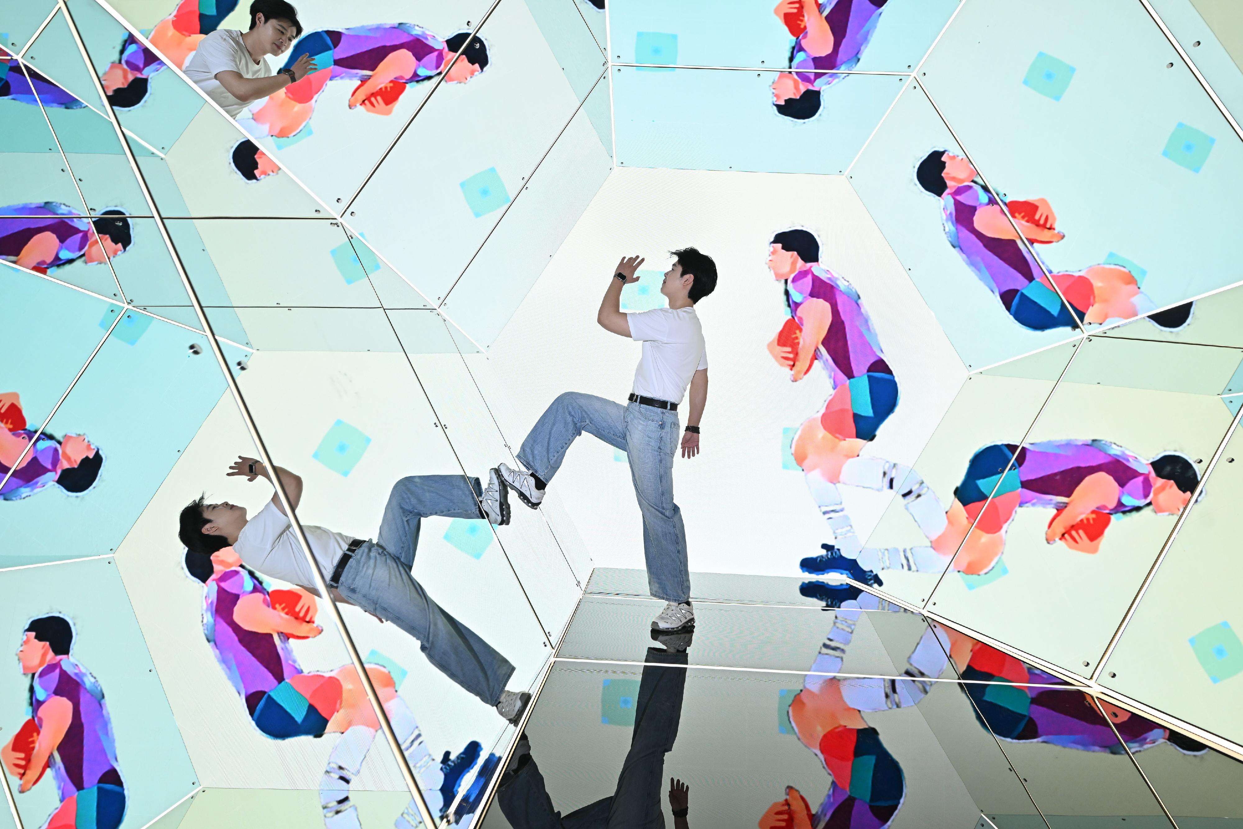 The "Immersive Hong Kong" roving exhibition, which showcases the diversity and latest developments of Hong Kong through interactive art technology, opened in Wuhan, Hubei Province, today (April 30). The exhibition invites visitors from Wuhan and across Hubei Province to explore the unique opportunities and potential for tourism, education, business and investment in Hong Kong. Photo shows the "Buzzing Sports Action" zone.