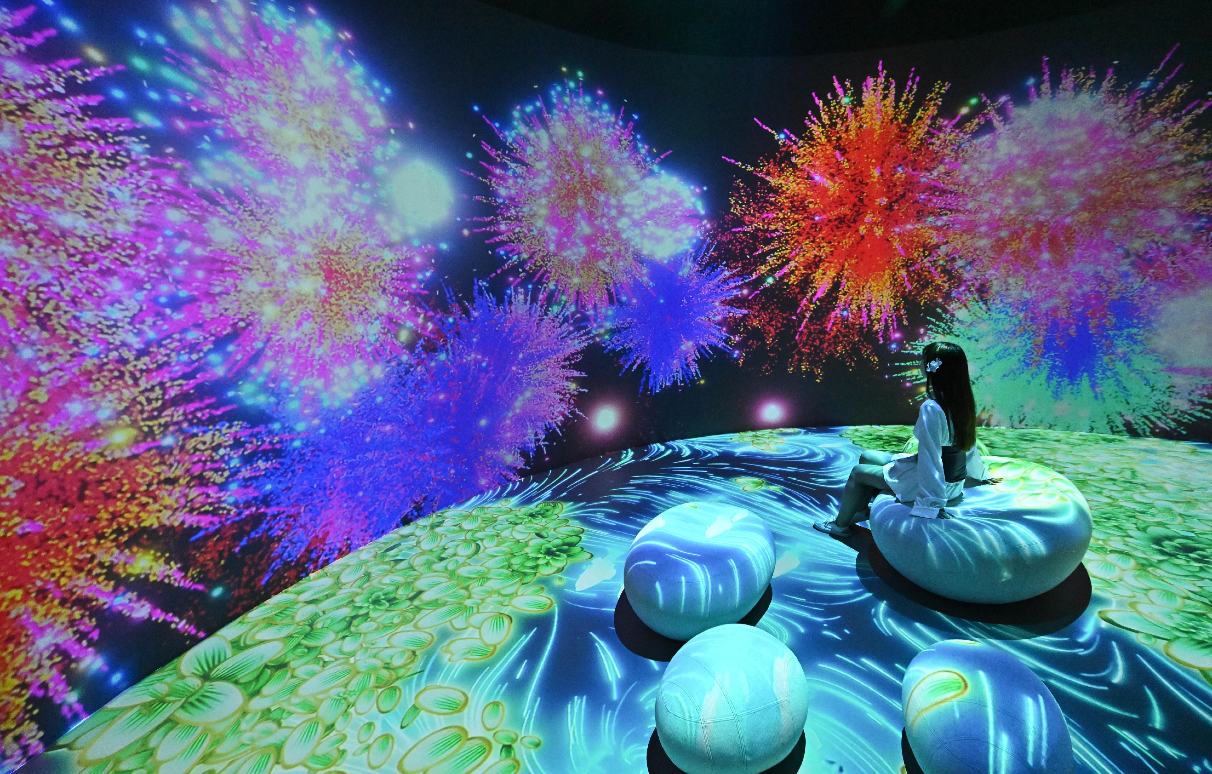 The "Immersive Hong Kong" roving exhibition, which showcases the diversity and latest developments of Hong Kong through interactive art technology, opened in Wuhan, Hubei Province, today (April 30). The exhibition invites visitors from Wuhan and across Hubei Province to explore the unique opportunities and potential for tourism, education, business and investment in Hong Kong. Photo shows an art projection with the theme "Blossoming Creativity" at the exhibition.