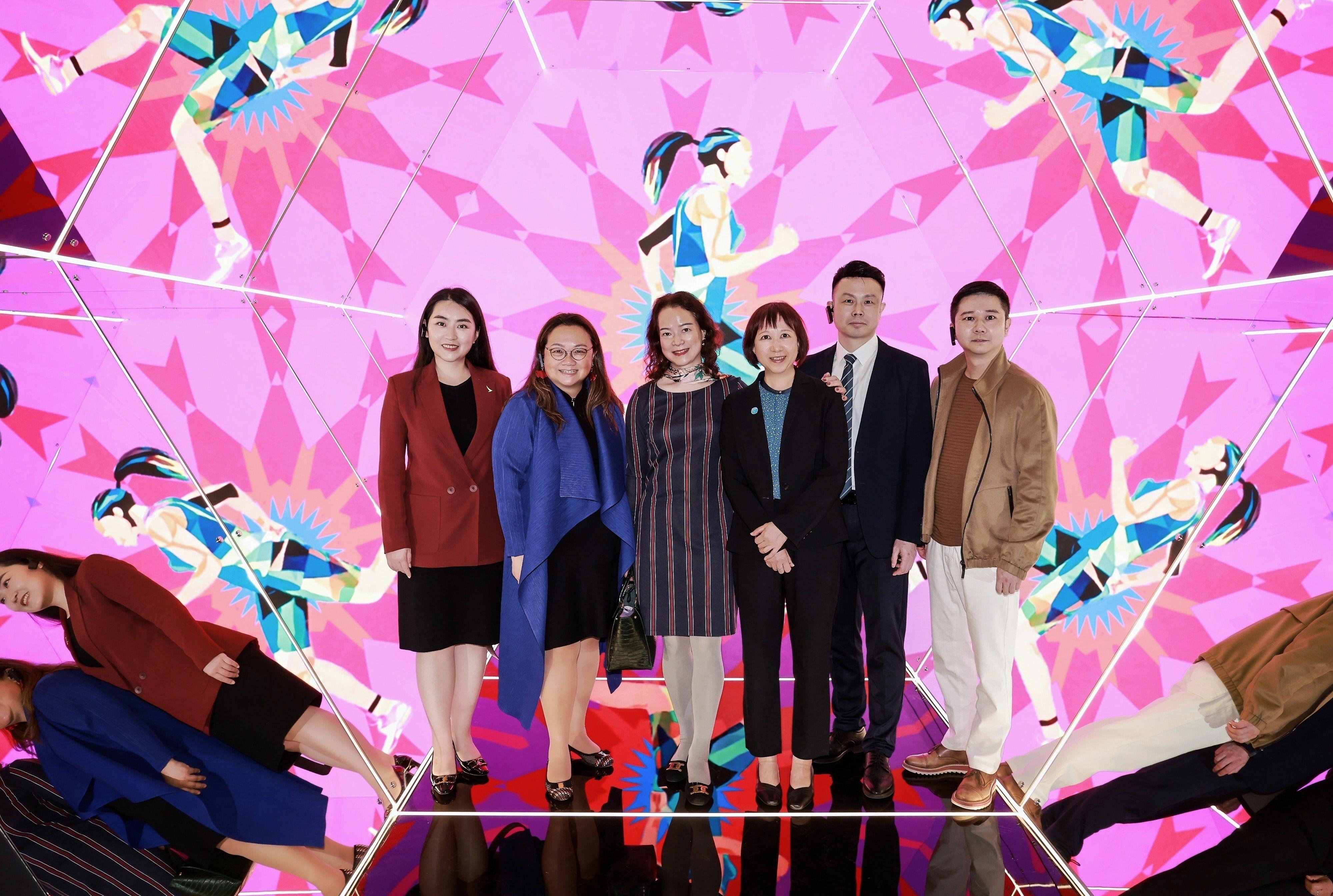 The "Immersive Hong Kong" roving exhibition, which showcases the diversity and latest developments of Hong Kong through interactive art technology, opened in Wuhan, Hubei Province, today (April 30). The exhibition invites visitors from Wuhan and across Hubei Province to explore the unique opportunities and potential for tourism, education, business and investment in Hong Kong. Photo shows the guests who attended the opening ceremony touring the "Buzzing Sports Action" zone.