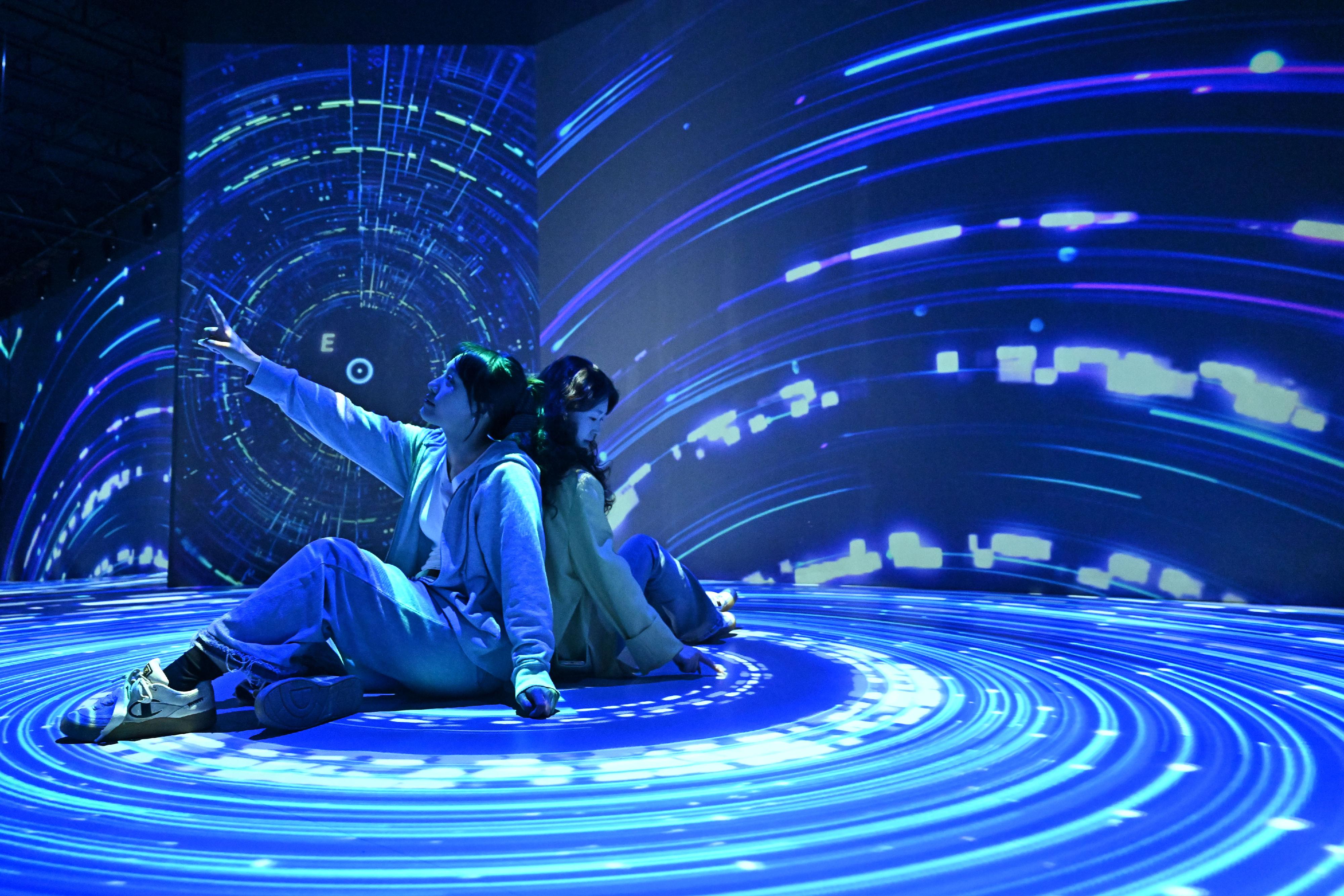 The "Immersive Hong Kong" roving exhibition, which showcases the diversity and latest developments of Hong Kong through interactive art technology, opened in Wuhan, Hubei Province, today (April 30). The exhibition invites visitors from Wuhan and across Hubei Province to explore the unique opportunities and potential for tourism, education, business and investment in Hong Kong. Photo shows an art projection with the theme "I&T Brain Bank" at the exhibition.