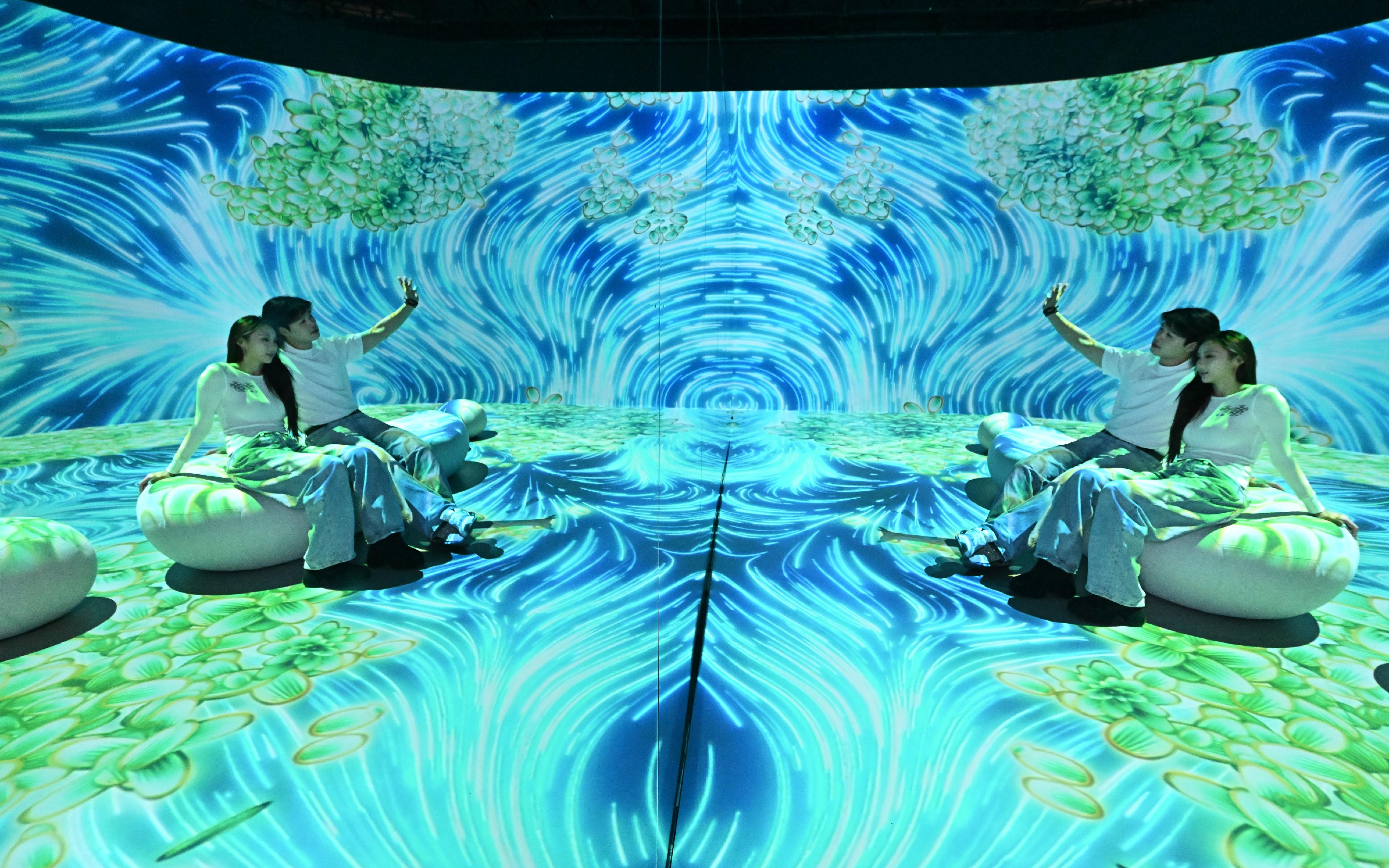 The "Immersive Hong Kong" roving exhibition, which showcases the diversity and latest developments of Hong Kong through interactive art technology, opened in Wuhan, Hubei Province, today (April 30). The exhibition invites visitors from Wuhan and across Hubei Province to explore the unique opportunities and potential for tourism, education, business and investment in Hong Kong. Photo shows an art projection with the theme "Diversity and Greenery" at the exhibition.