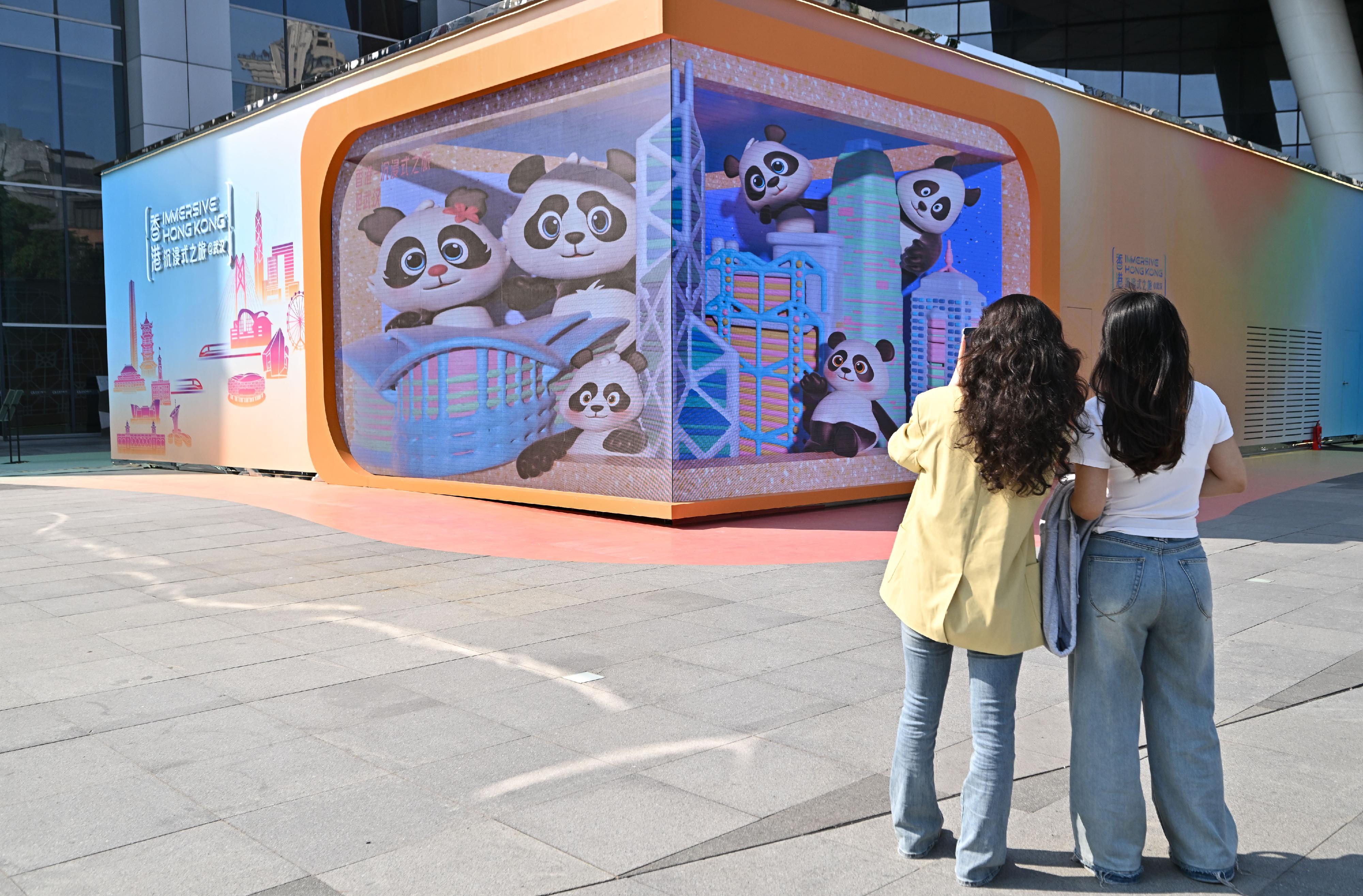 The "Immersive Hong Kong" roving exhibition, which showcases the diversity and latest developments of Hong Kong through interactive art technology, opened in Wuhan, Hubei Province, today (April 30). The exhibition invites visitors from Wuhan and across Hubei Province to explore the unique opportunities and potential for tourism, education, business and investment in Hong Kong. Photo shows a naked-eye 3D display at the exhibition.