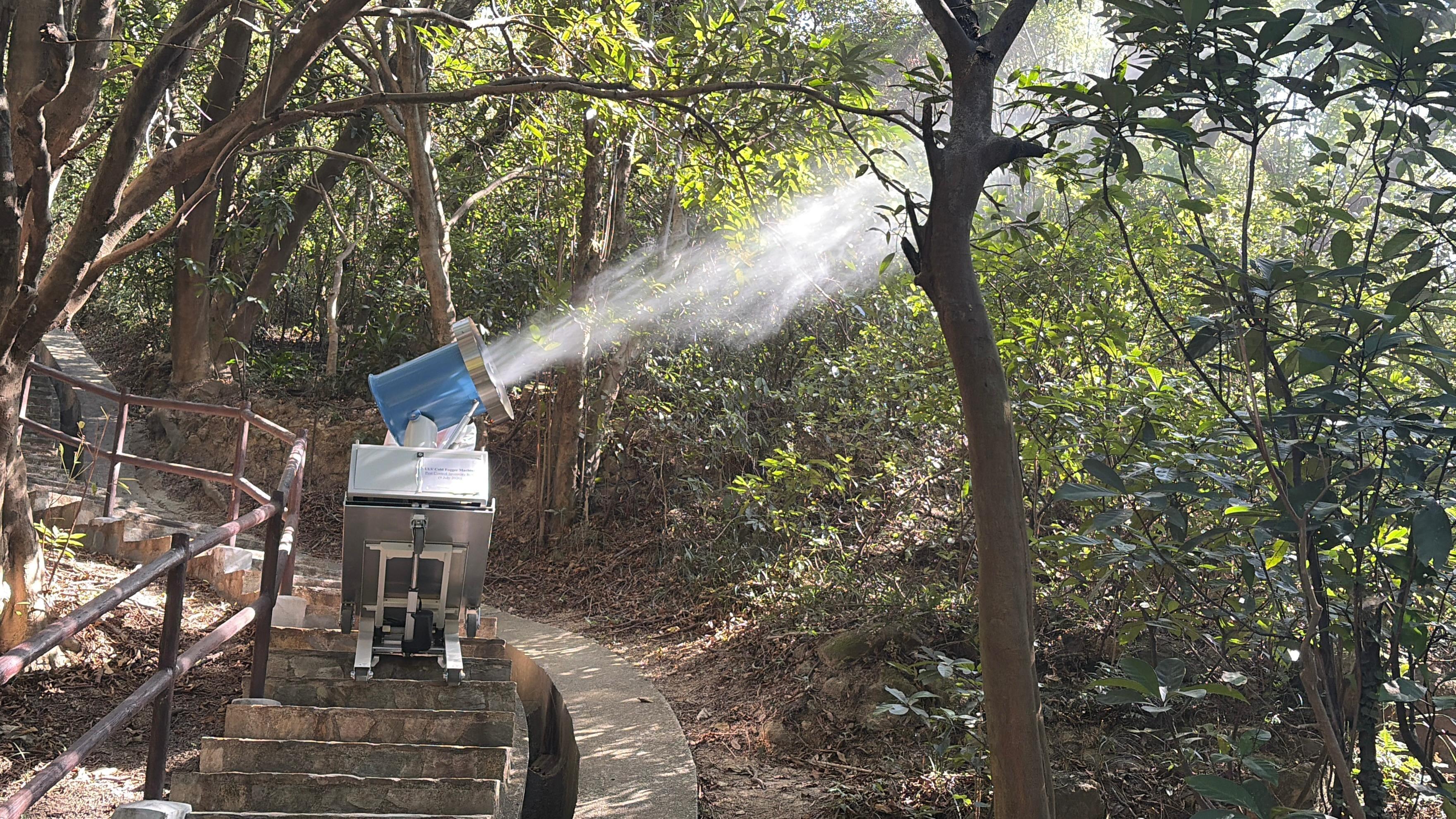 A spokesman for the Food and Environmental Hygiene Department (FEHD) said today (April 30) that the FEHD is committed to providing frontline cleansing workers with an appropriate working and resting environment. In recent years, the FEHD has actively introduced new technologies and automated equipment to reduce the physical strain on workers, and has continued to improve various welfare and heat stroke prevention measures to comprehensively safeguard the occupational safety and health of frontline staff. Photo shows a stairlift transporting a large ultra-low volume fogger along stairs uphill for a large-scale mosquito control operation, reducing the physical strain on workers who would otherwise need to carry the equipment up the hill.