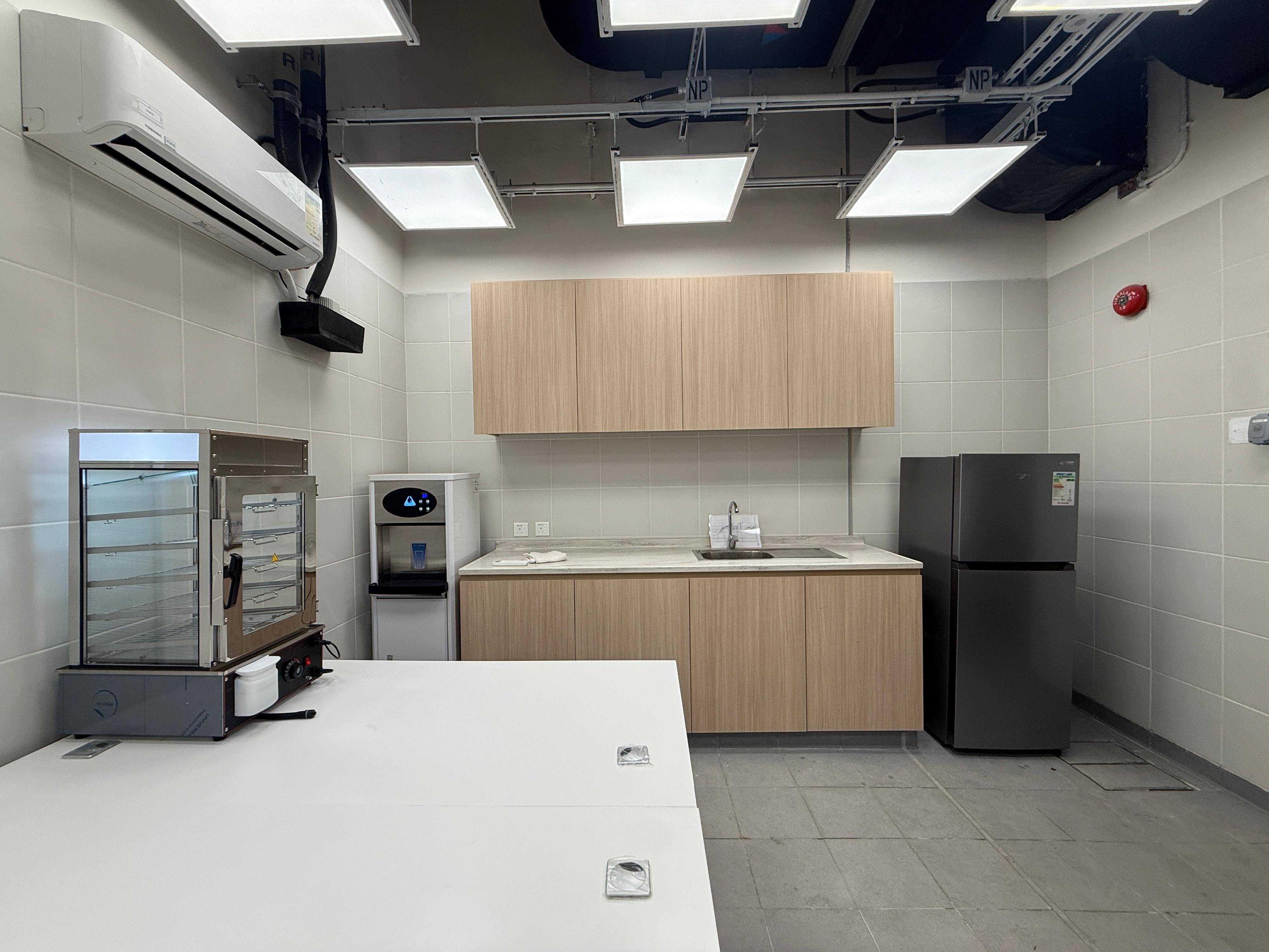 食物環境衞生署（食環署）發言人今日（四月三十日）表示，食環署一向致力為前線清潔工人提供適切的工作及休息環境，自二○ 二三年起已安裝約一百九十個太陽能清涼休息站，利用太陽能供電予休息站內的設施，包括冷風機、風扇和抽氣扇等，以及在另外二十九個員工休息地點或鄉村式垃圾收集站加設太陽能供電及員工便利設施。圖為設有便利設施的員工休息室。