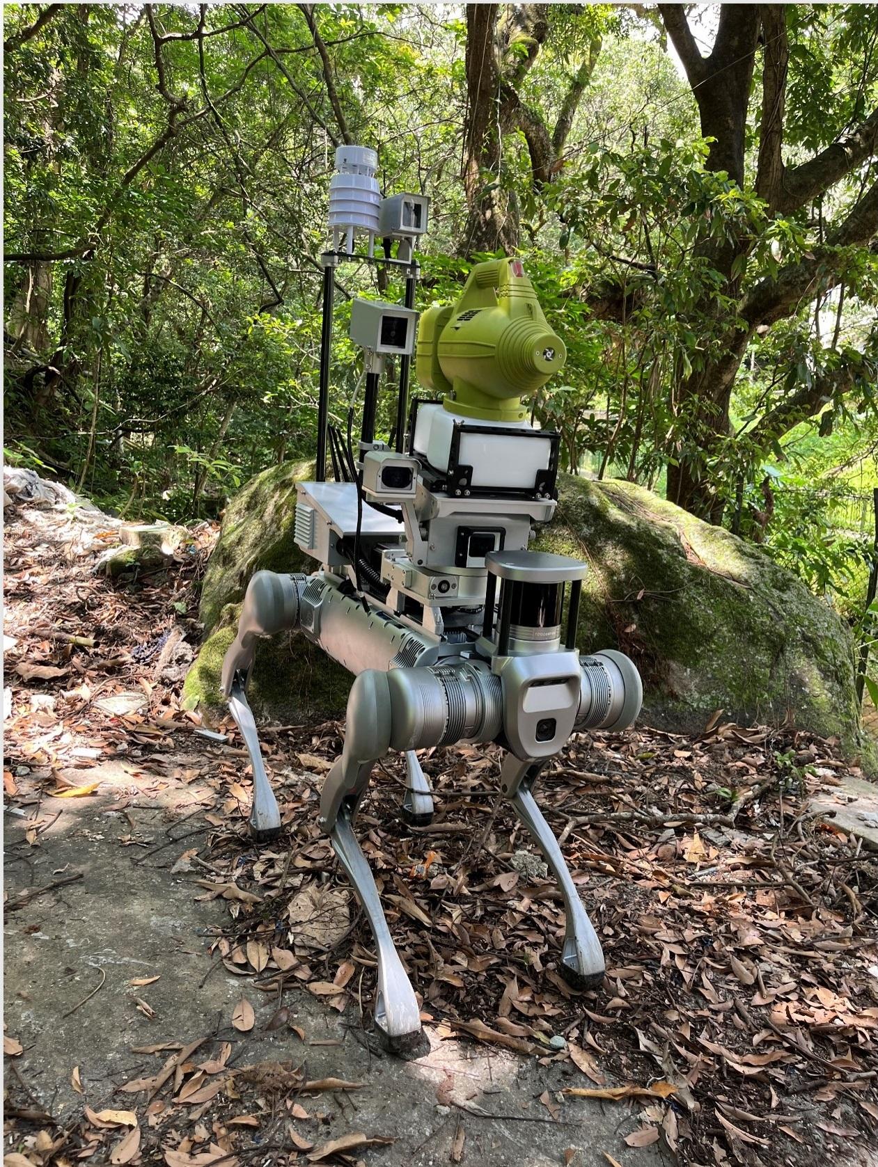 食物環境衞生署（食環署）發言人今日（四月三十日）表示，食環署一向致力為前線清潔工人提供適切的工作及休息環境，近年更積極引入新科技和自動化設備，以減輕工人的體力勞動，並持續優化各項福利及防暑措施，全面保障前線員工的職業安全與健康。圖示食環署應用工業級機械狗執行霧化滅蚊工作，以減輕工人穿着全套防護裝備在叢林工作的負擔。