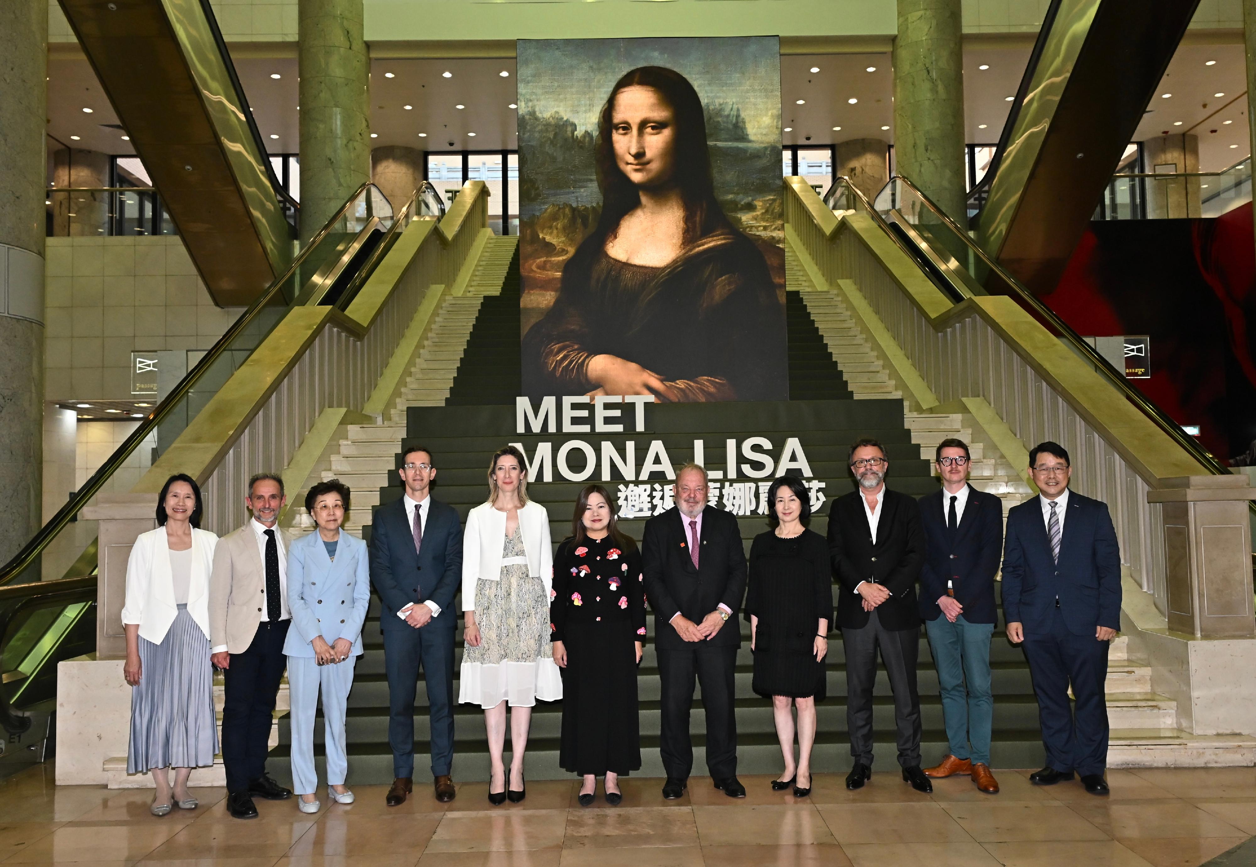 The Hong Kong Heritage Museum is staging "The Hong Kong Jockey Club Series: Meet Mona Lisa & Portraying the Renaissance" exhibition starting from tomorrow (May 1). Photo shows guests at the giant 5-metre animated installation at the museum lobby.
