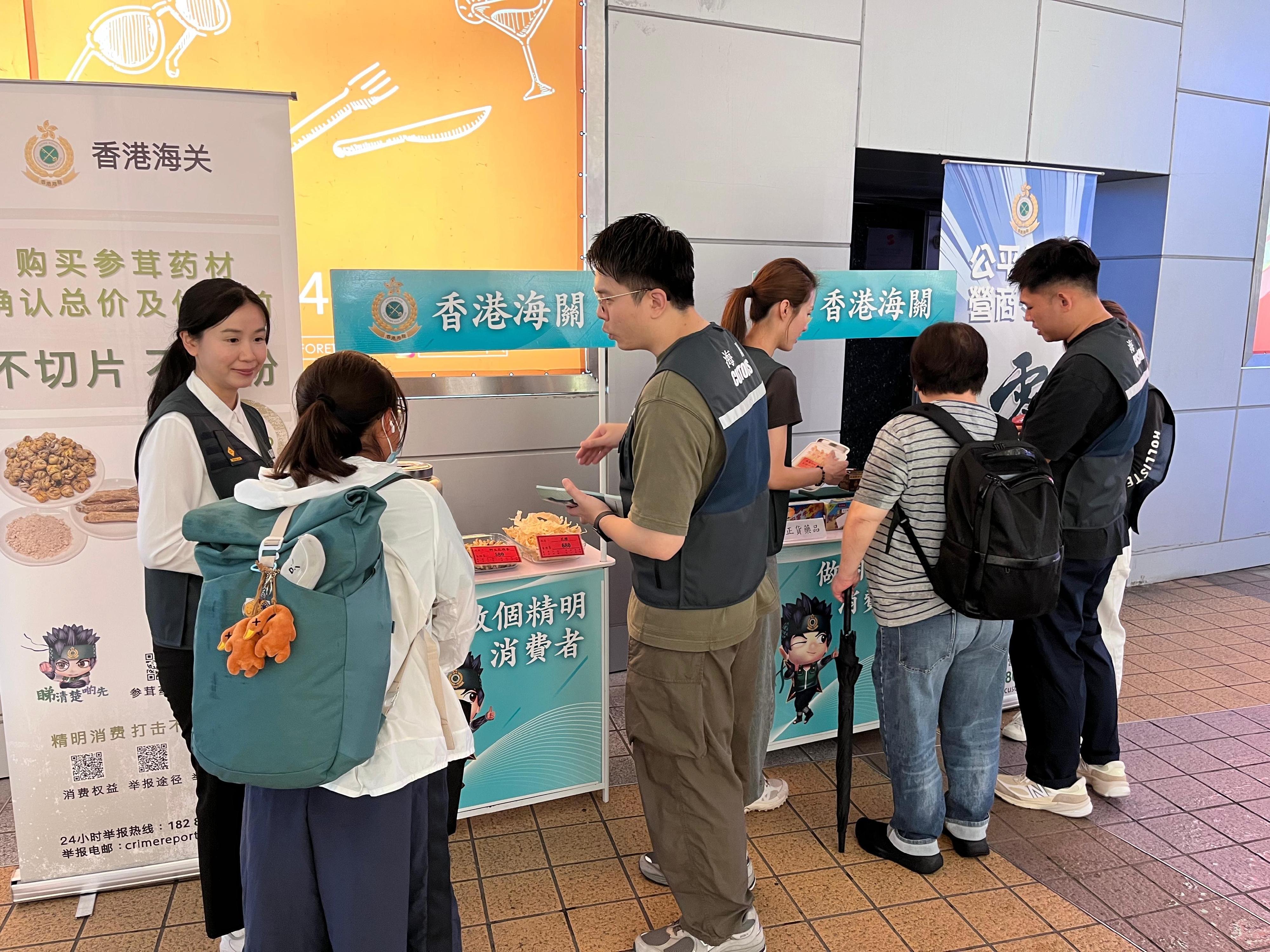 內地勞動節黃金周將至，香港海關由昨日（四月二十九日）起加強巡查全港各區購物熱點，提醒商戶必須要遵守《商品說明條例》規定，以保障本地消費者和訪港旅客的消費權益。圖示海關人員在銅鑼灣進行宣傳教育，並派發宣傳單張。
