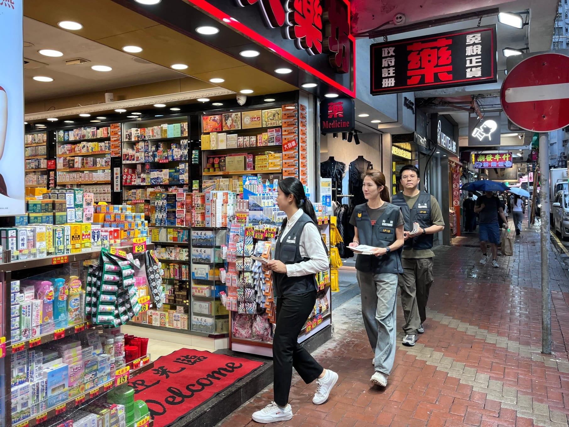 With the Labour Day Golden Week of the Mainland approaching, Hong Kong Customs has stepped up patrols at popular shopping spots in various districts since yesterday (April 29) and reminded traders to comply with the requirements of the Trade Descriptions Ordinance, with a view to safeguarding rights of local consumers and visitors. Photo shows Customs officers stepping up patrols at medicine shops in Causeway Bay.