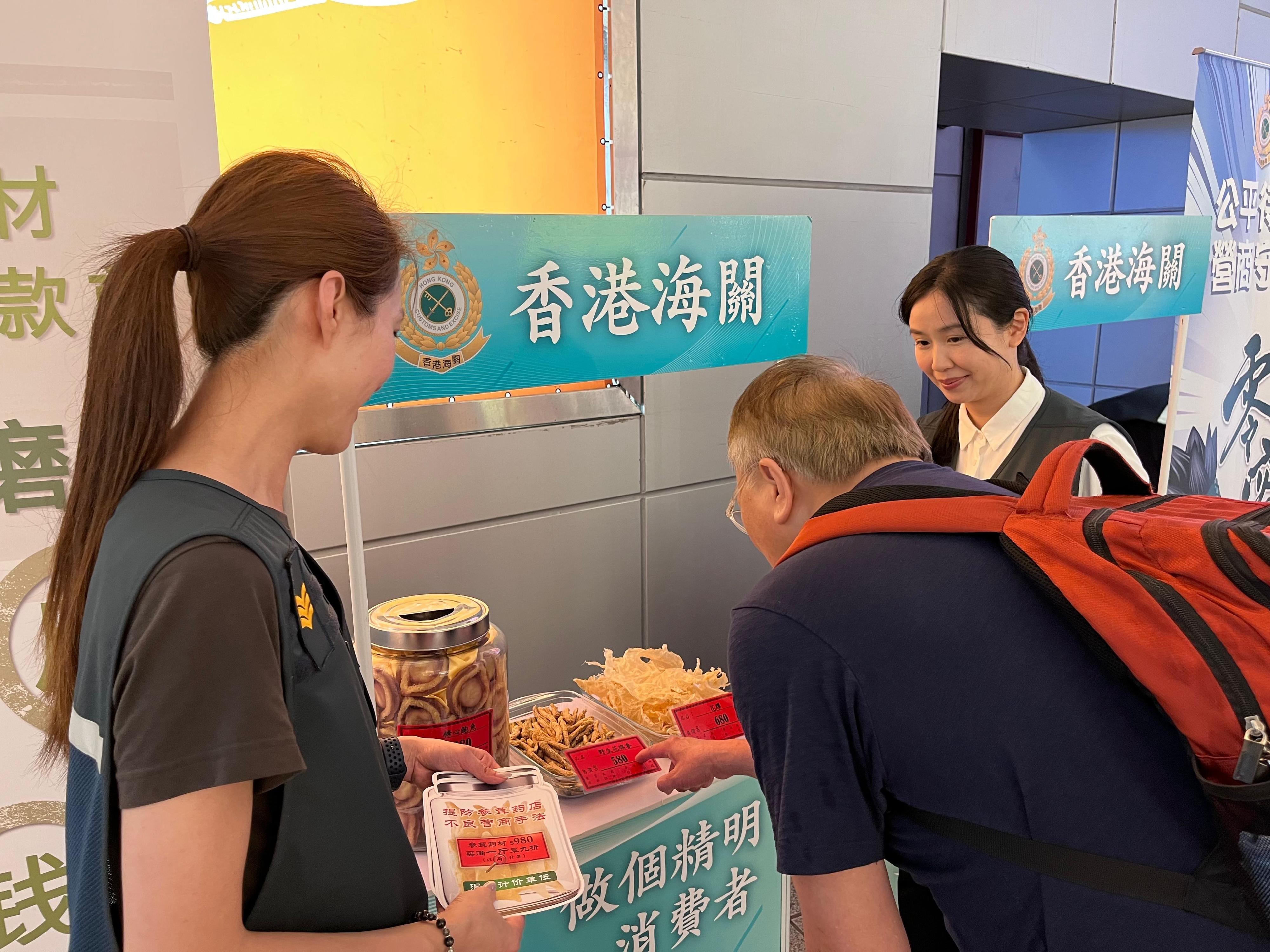 With the Labour Day Golden Week of the Mainland approaching, Hong Kong Customs has stepped up patrols at popular shopping spots in various districts since yesterday (April 29) and reminded traders to comply with the requirements of the Trade Descriptions Ordinance, with a view to safeguarding rights of local consumers and visitors. Photo shows Customs officers conducting publicity and education work, as well as distributing pamphlets in Causeway Bay.