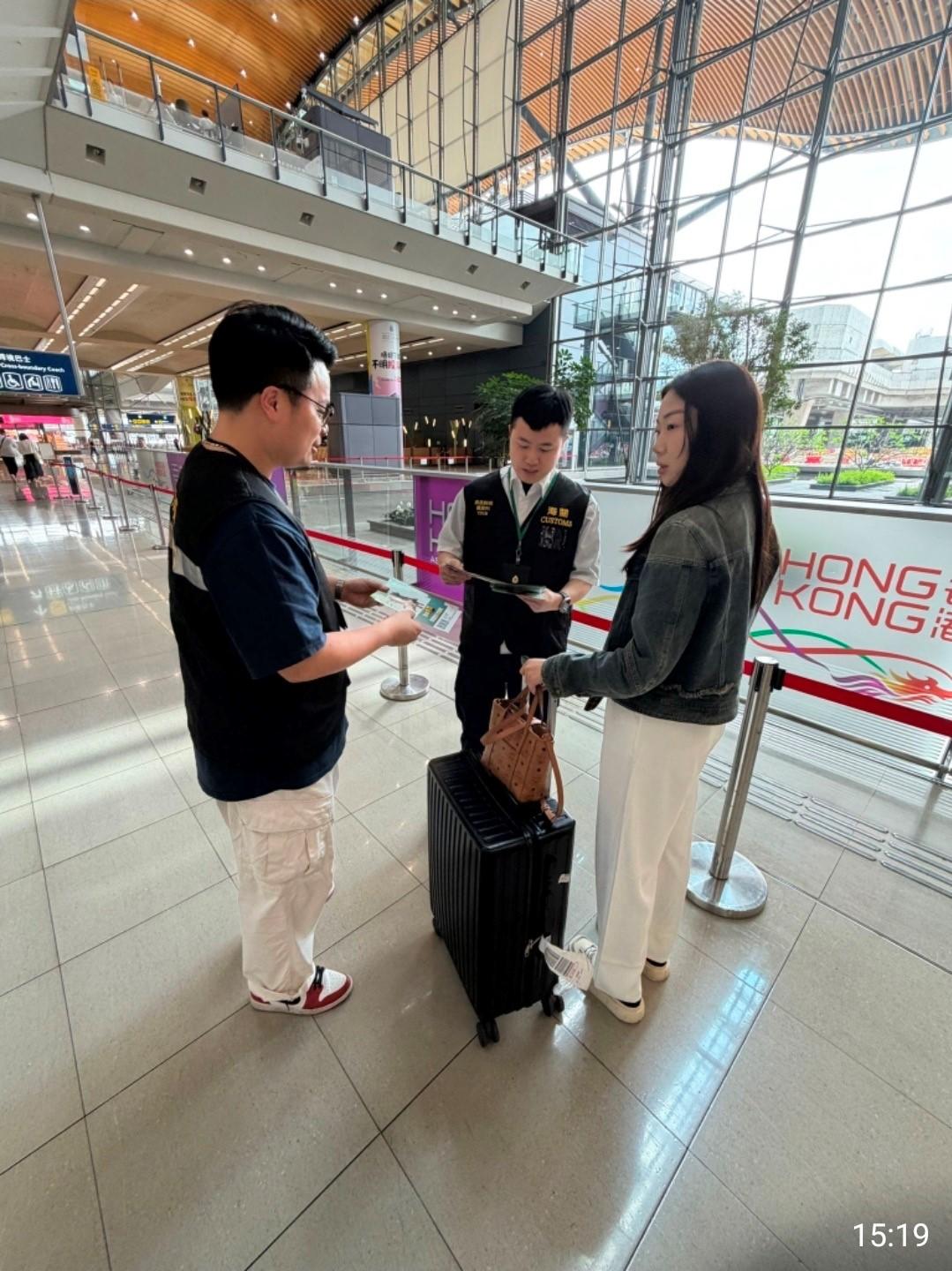 With the Labour Day Golden Week of the Mainland approaching, Hong Kong Customs has stepped up patrols at popular shopping spots in various districts since yesterday (April 29) and reminded traders to comply with the requirements of the Trade Descriptions Ordinance, with a view to safeguarding rights of local consumers and visitors. Photo shows Customs officers distributing pamphlets at the Hong Kong-Zhuhai-Macao Bridge Hong Kong Port.
