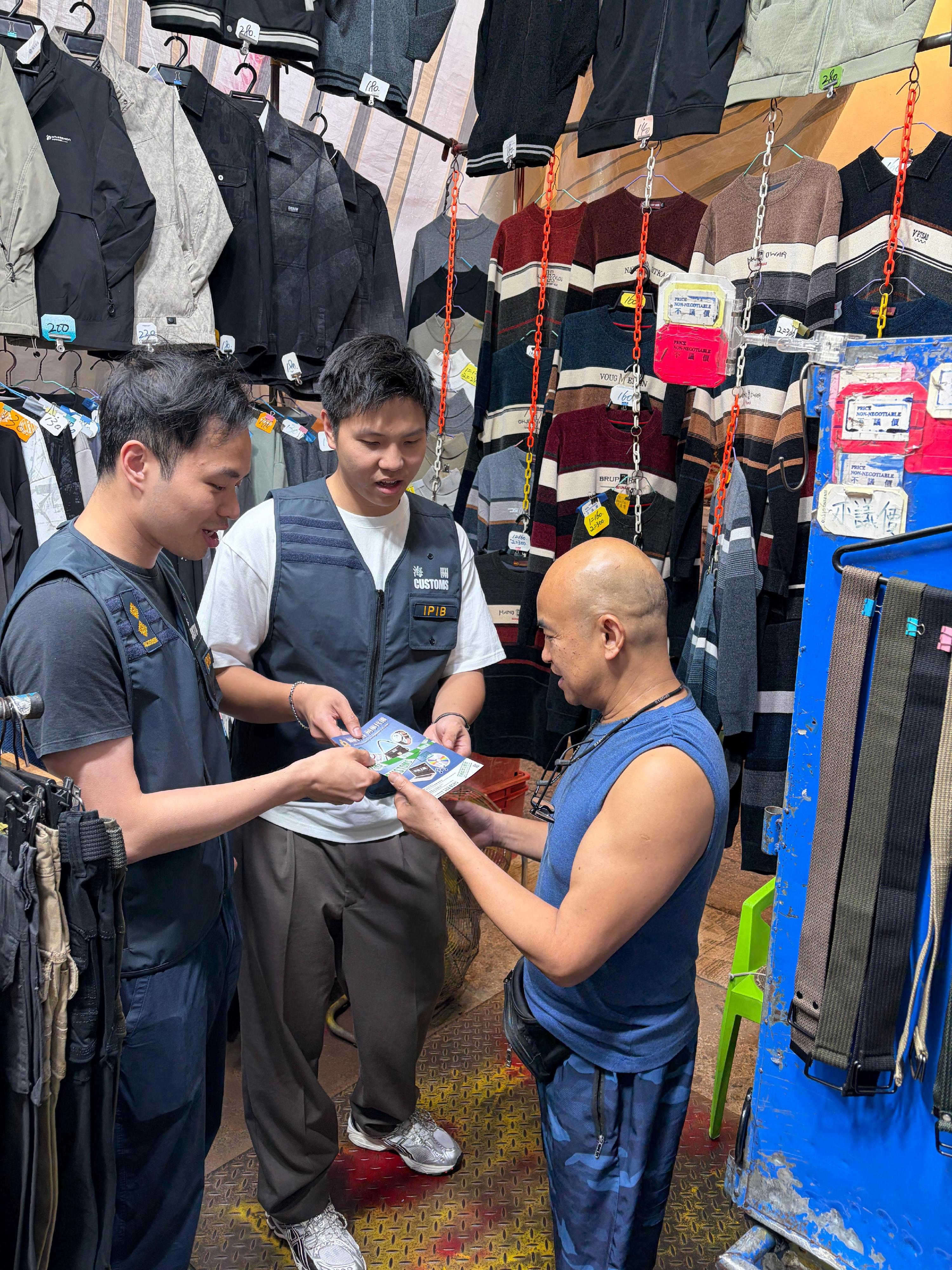 With the Labour Day Golden Week of the Mainland approaching, Hong Kong Customs has stepped up patrols at popular shopping spots in various districts since yesterday (April 29) and reminded traders to comply with the requirements of the Trade Descriptions Ordinance (TDO), with a view to safeguarding rights of local consumers and visitors. Photo shows Customs officers distributing pamphlets at Tung Choi Street, Mong Kok, and reminding a hawker stall trader to comply with the requirements of the TDO.

