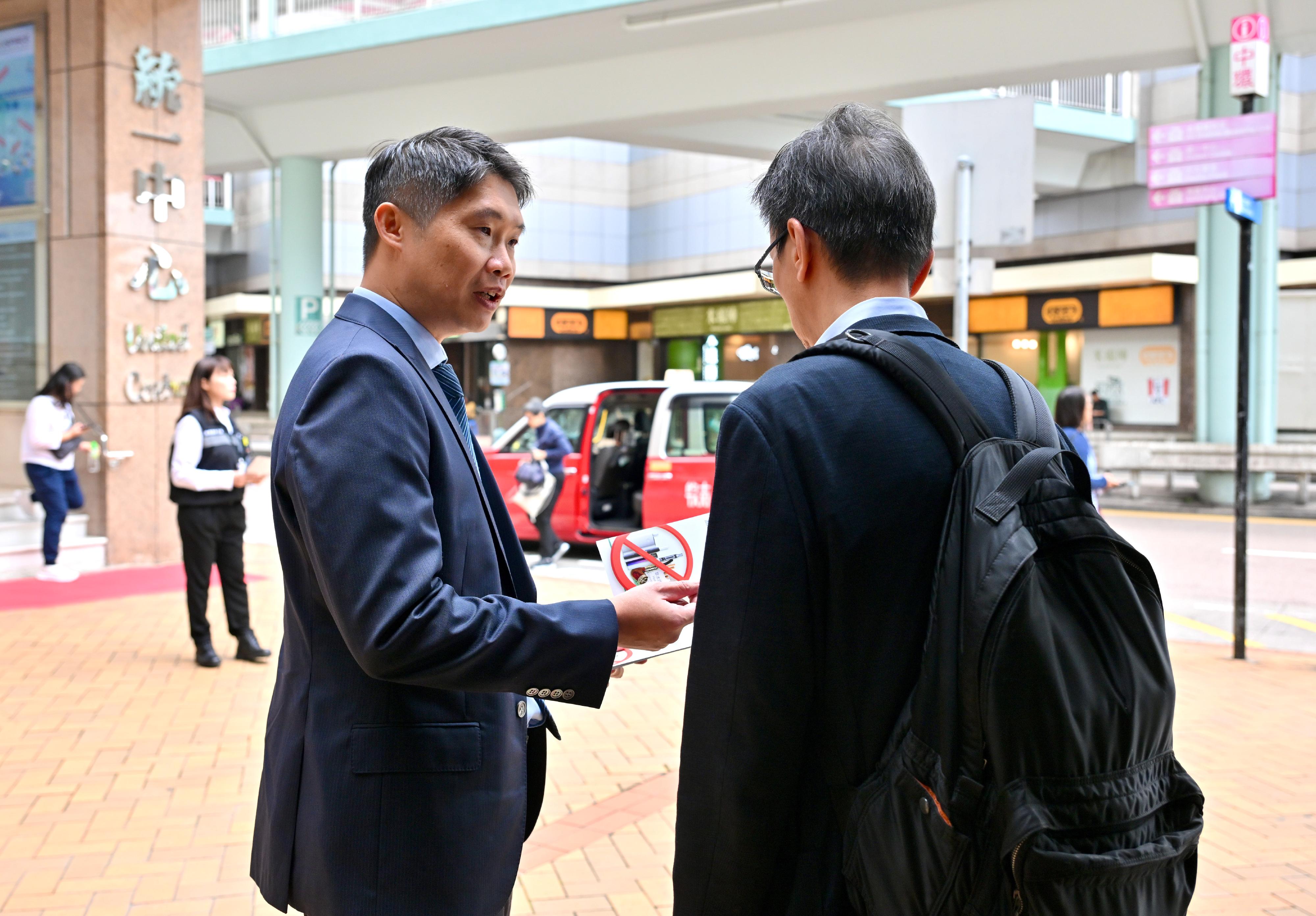 《2025年控煙法例（修訂）條例》下禁止在公眾地方管有電子煙煙彈、加熱煙煙支等指明另類吸煙產品的規定今日（四月三十日）生效。圖示衞生署控煙酒辦公室主任林民聰醫生於金鐘向市民及旅客派傳單，宣傳有關禁令。