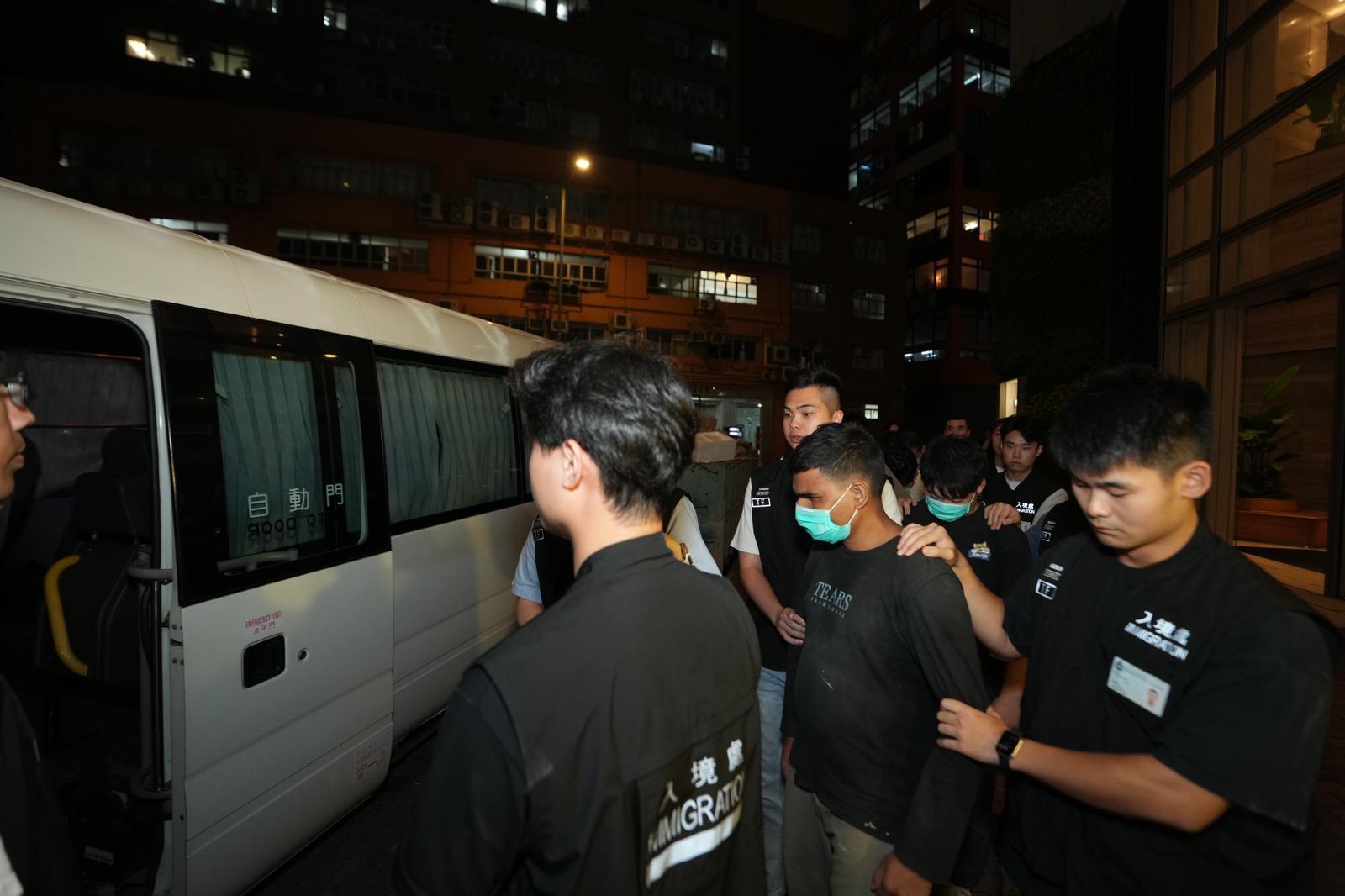 The Immigration Department mounted a series of territory-wide anti-illegal worker operations from April 24 to yesterday (April 29). Photo shows suspected illegal workers arrested during an operation. 