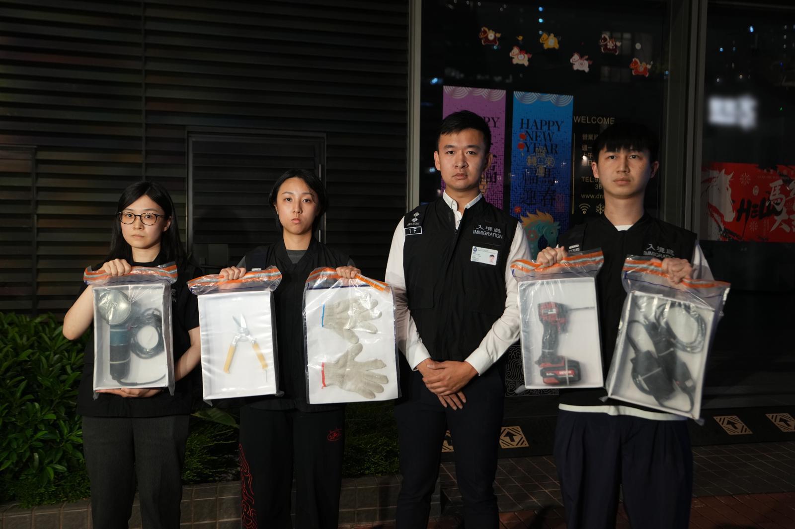 The Immigration Department mounted a series of territory-wide anti-illegal worker operations from April 24 to yesterday (April 29). Photo shows investigators showing items seized during an operation.