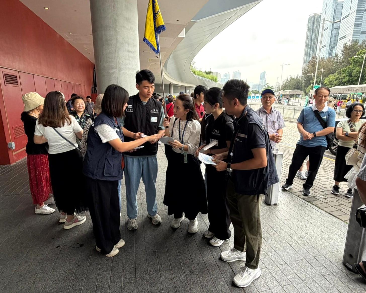 The Immigration Department (ImmD) mounted a series of territory-wide anti-illegal worker operations from April 24 to yesterday (April 29). Photo shows officers from the ImmD and the Travel Industry Authority distributing leaflets to the public and visitors, conveying the message of "Don't employ illegal tour escorts or tourist guides".