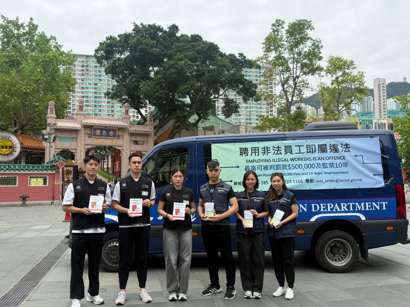 The Immigration Department (ImmD) mounted a series of territory-wide anti-illegal worker operations from April 24 to yesterday (April 29). Photo shows officers from the ImmD and the Travel Industry Authority distributing leaflets to the public and visitors, conveying the message of "Don't employ illegal tour escorts or tourist guides".