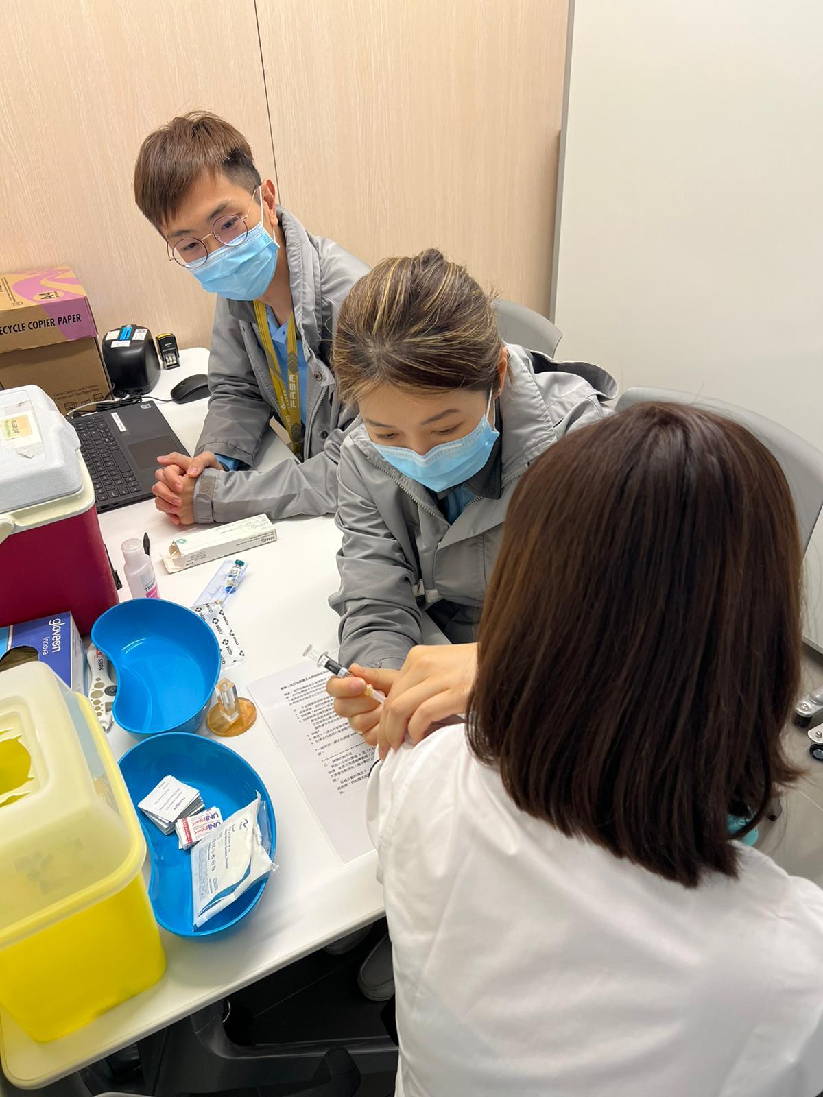The Centre for Health Protection (CHP) of the Department of Health today (April 30) continued to provide eligible airport staff with free measles vaccinations at the airport. The aim is to strengthen herd immunity within the airport community. Photo shows a CHP staff member administering a vaccine for an airport staff member. 