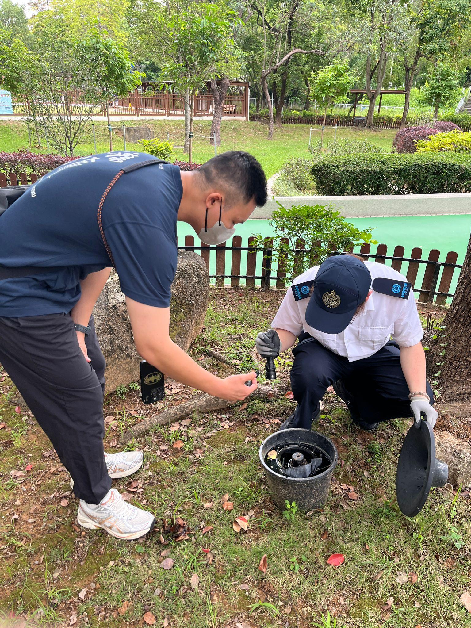 The Food and Environmental Hygiene Department (FEHD) today (April 30) released the fifth batch of gravidtrap indexes and density indexes for Aedes albopictus in April, covering 39 survey areas. Photo shows an FEHD staff member inspecting a new mosquito trap at a park in Tai Po East, Tai Po District, and providing the venue management staff member with technical advice on mosquito prevention and control.