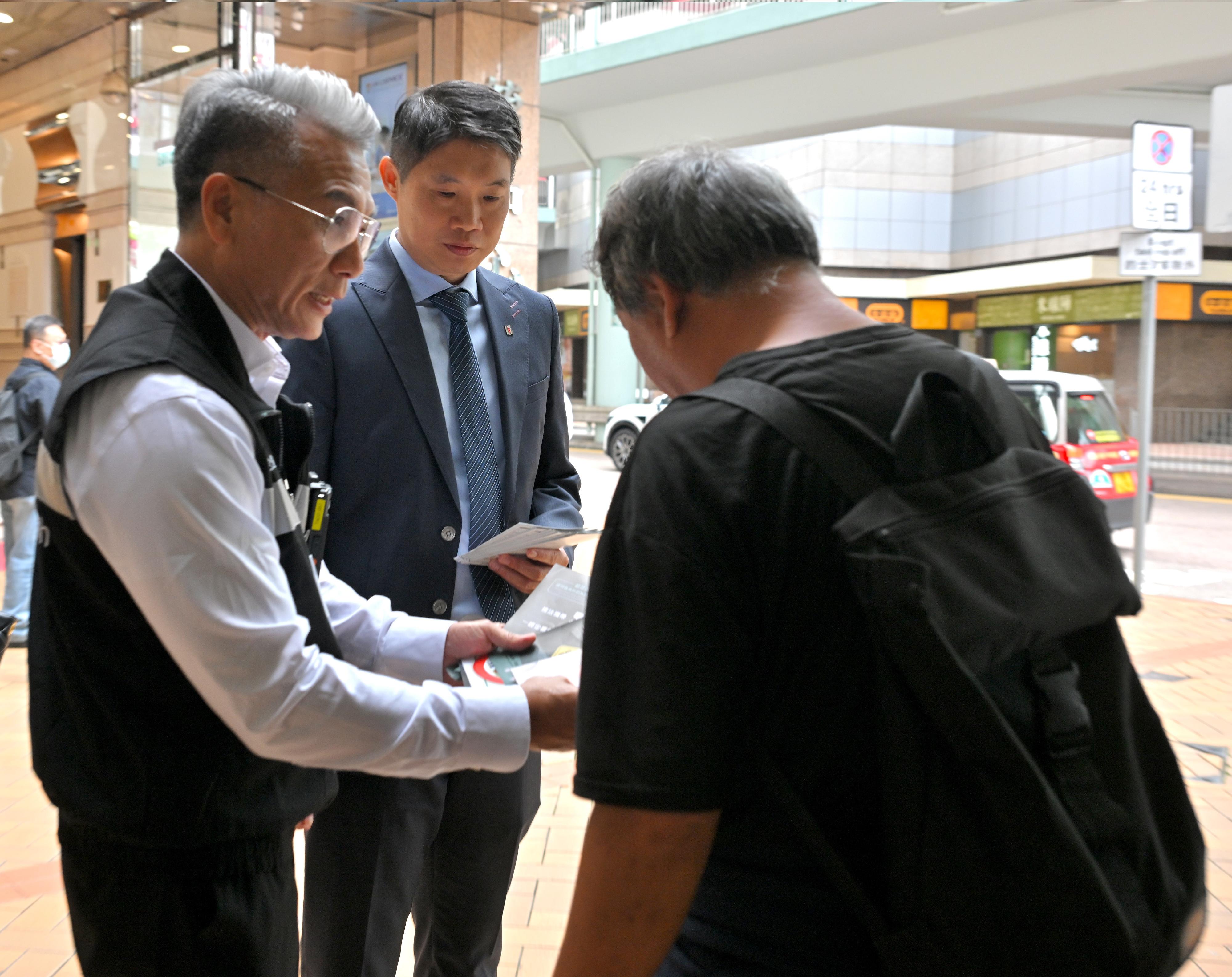 The provision under the Tobacco Control Legislation (Amendment) Ordinance 2025 prohibiting the possession of specified alternative smoking products, such as e-cigarette capsules and heat sticks, in public places takes effect today (April 30). Photo shows an officer from the Tobacco and Alcohol Control Office (TACO) distributing leaflets in Admiralty to remind members of the public and visitors of the ban today. Looking on is the Head of TACO, Dr Manny Lam (centre).