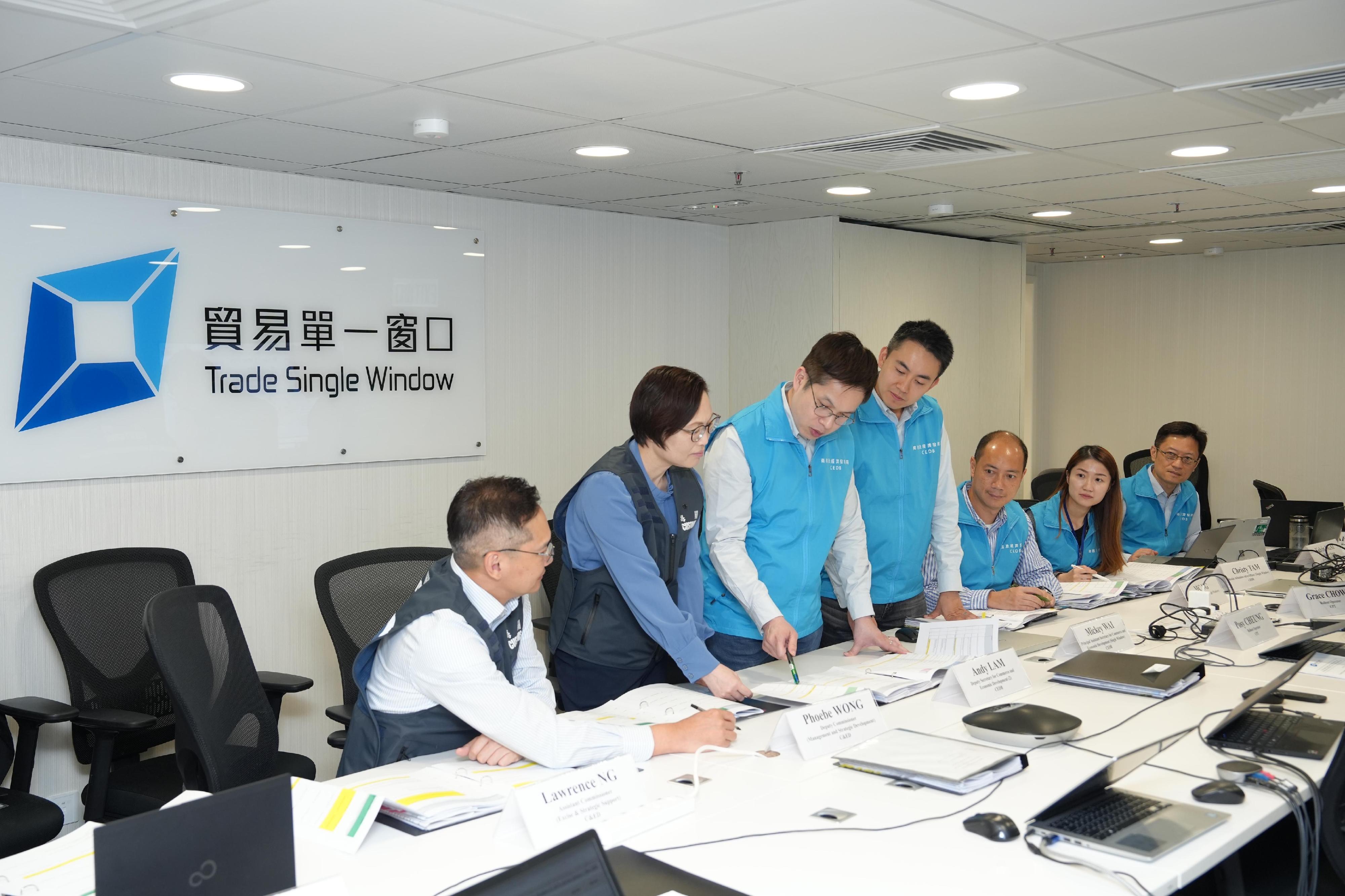 「貿易單一窗口」第三階段首批服務今日（五月一日）順利推出，取代「道路貨物資料系統」，供業界提交道路預報貨物資料。圖示商務及經濟發展局與香港海關聯合指揮中心人員協調系統轉換。