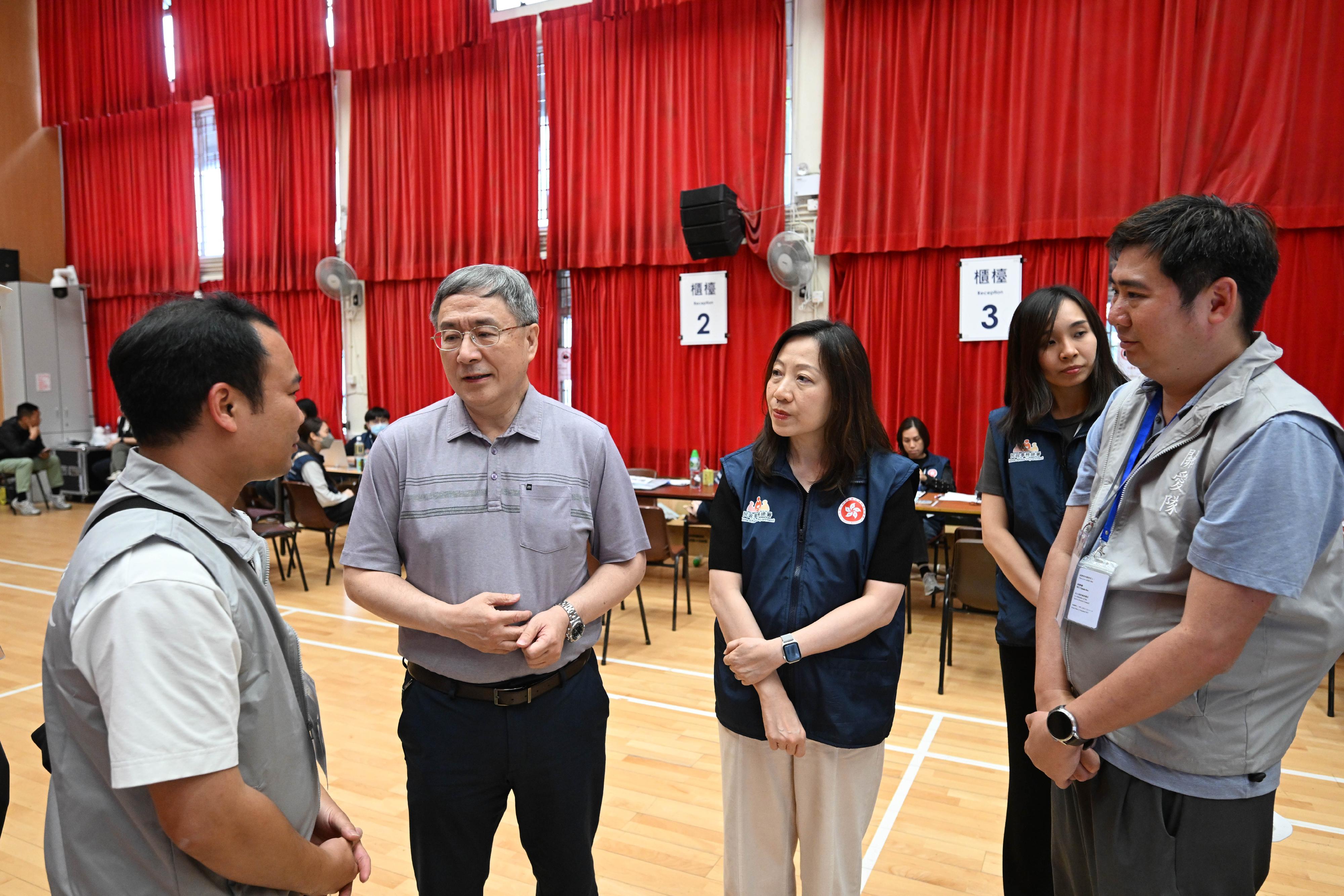 政務司副司長卓永興今日（五月一日）到大埔廣福社區會堂視察，與負責登記中心運作的民政事務總署同事及地區服務及關愛隊伍（關愛隊）義工交流，聽取他們連日來的工作情況。卓永興多謝民政事務總署同事和關愛隊的付出，不論是安排場地或物資，以及協助居民搬運物品的工作，都做得很好，給予居民實實在在的幫忙，展現 「民政幫到你」的精神。卓永興勉勵同事及關愛隊義工繼續努力，全力協助上樓居民。圖示卓永興（左二）在登記中心與關愛隊義工交談。旁為民政事務總署署長杜潔麗（右二）。
