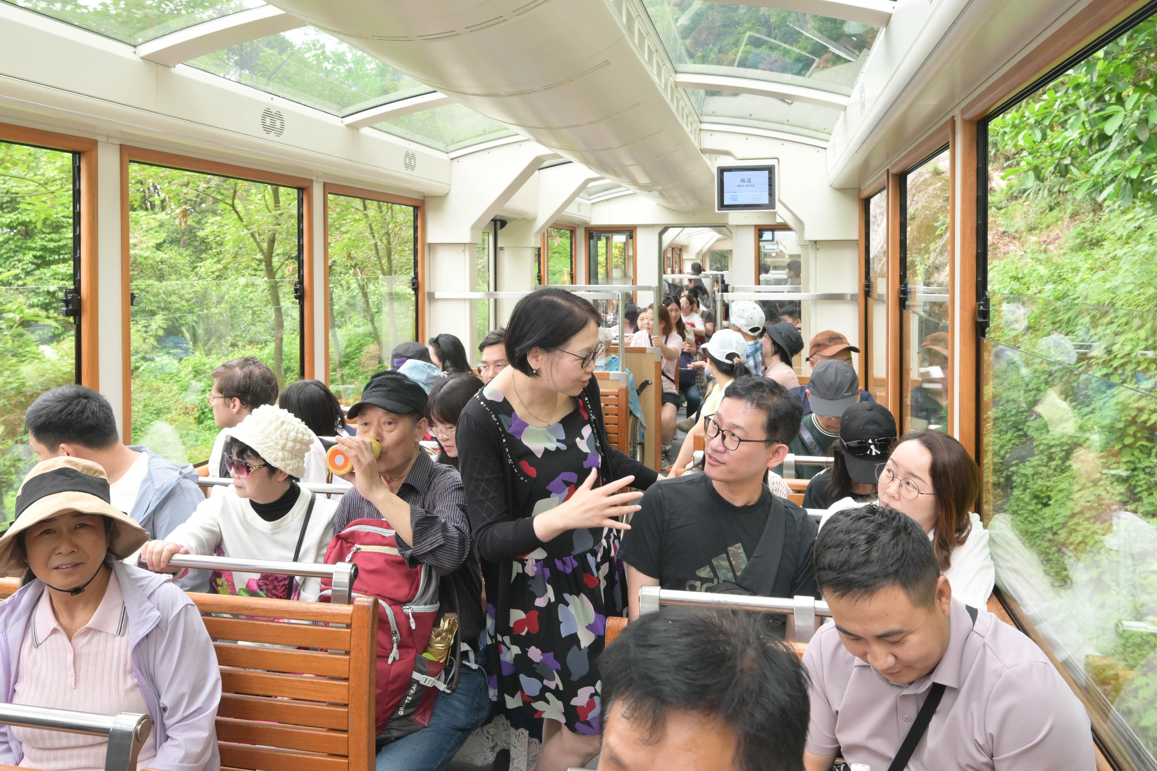 旅遊事務專員張馮泳萍（中）今日（五月二日）到山頂纜車，視察景點在二○二六年內地勞動節黃金周的人流管理及旅客活動情況。