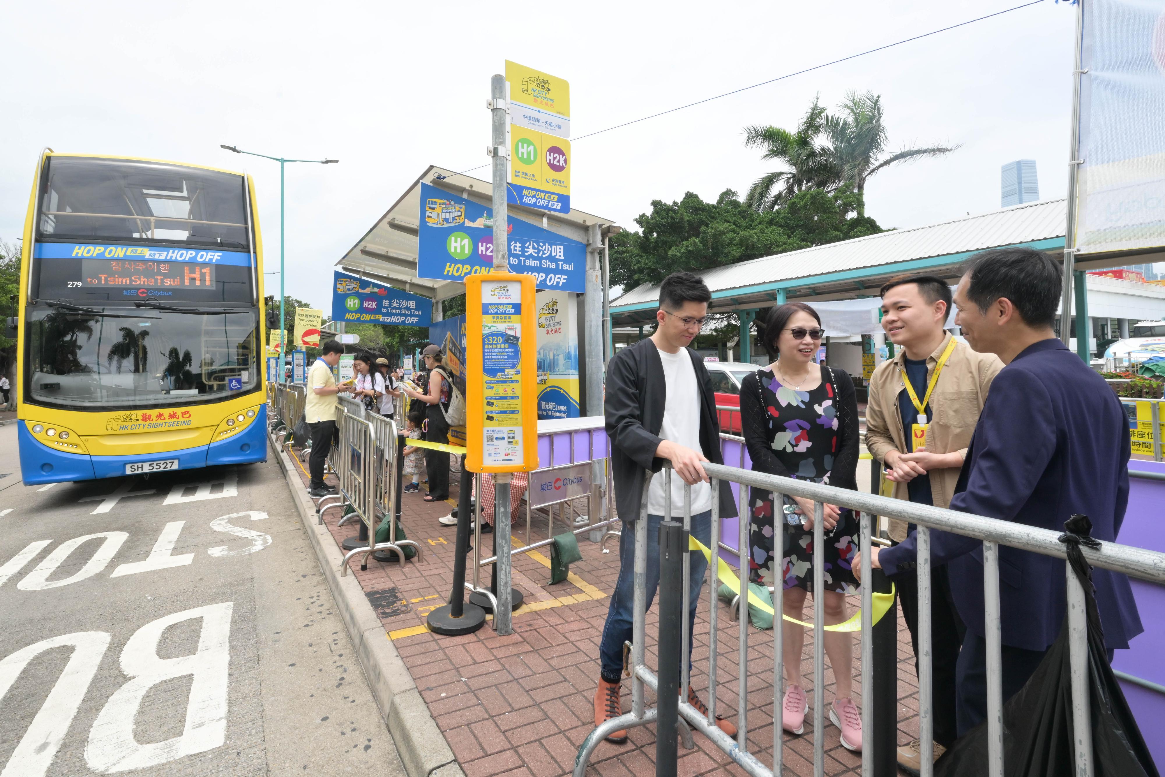 The Commissioner for Tourism, Mrs Angelina Cheung (third right), today (May 2) visited the sightseeing bus to learn about the operation of related transport and visitor services facilities.