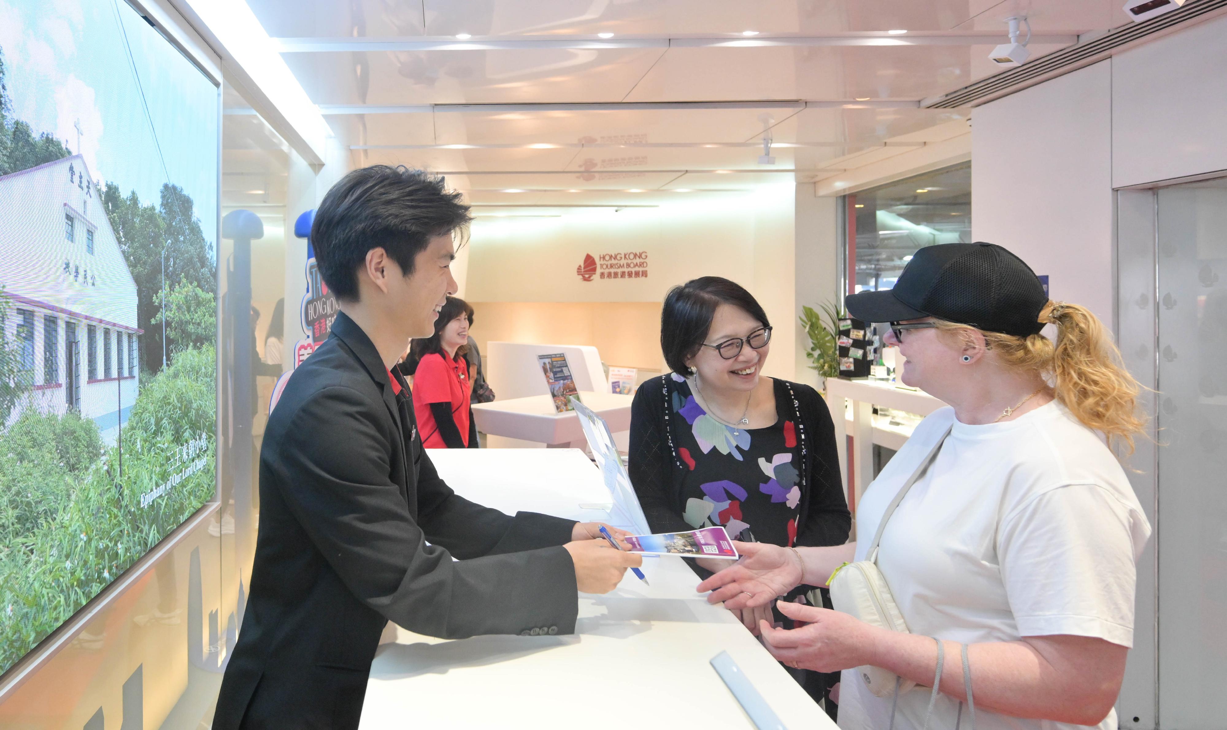 The Commissioner for Tourism, Mrs Angelina Cheung (second right), today (May 2) visited the Hong Kong Tourism Board Kowloon Visitor Centre to learn about the operation of visitor services facilities.