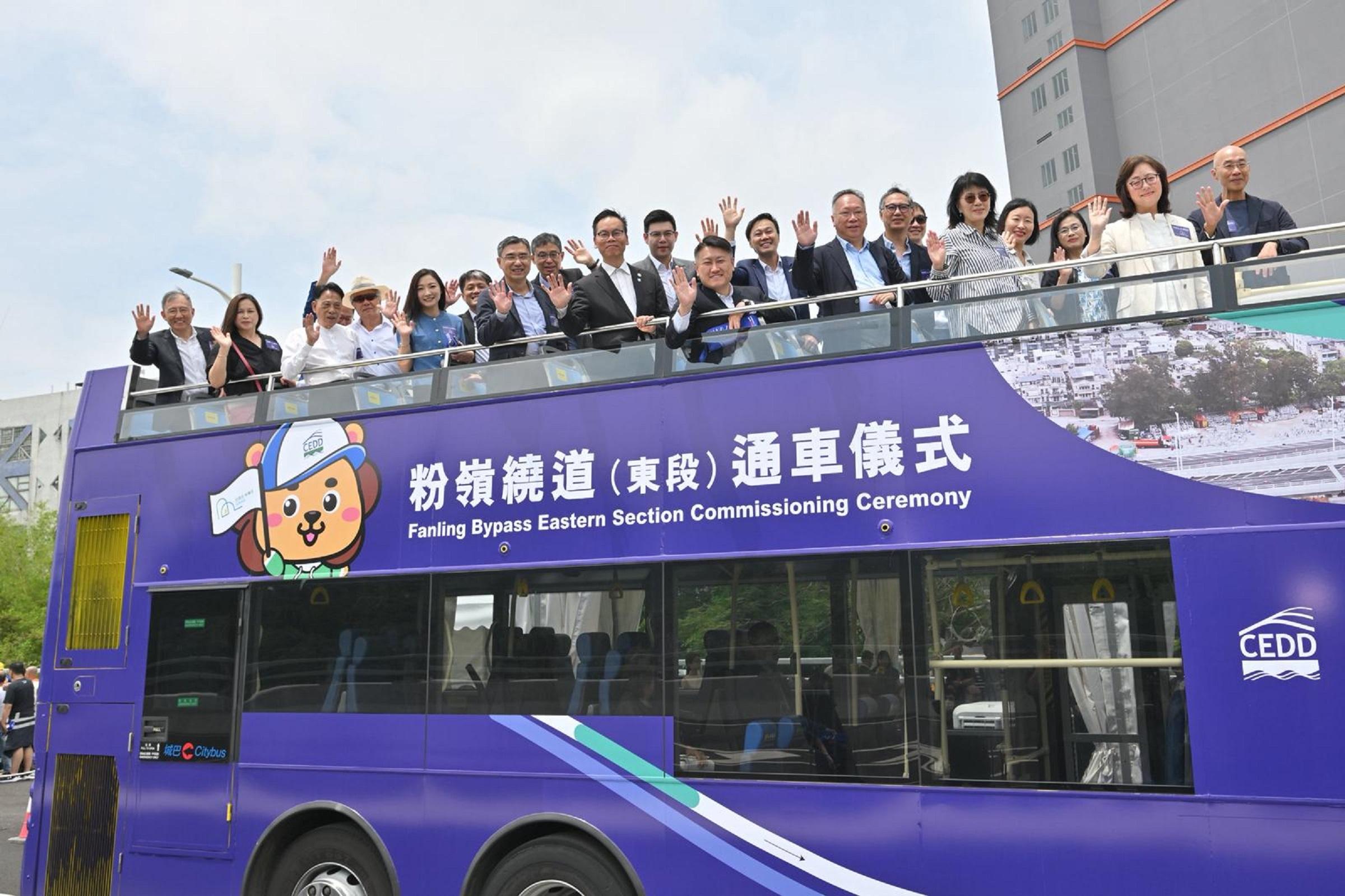 粉嶺繞道（東段）通車儀式今日（五月二日）舉行，標誌北部都會區首個大型運輸基建項目順利落成。圖示主禮嘉賓在繞道上乘坐開篷巴士。