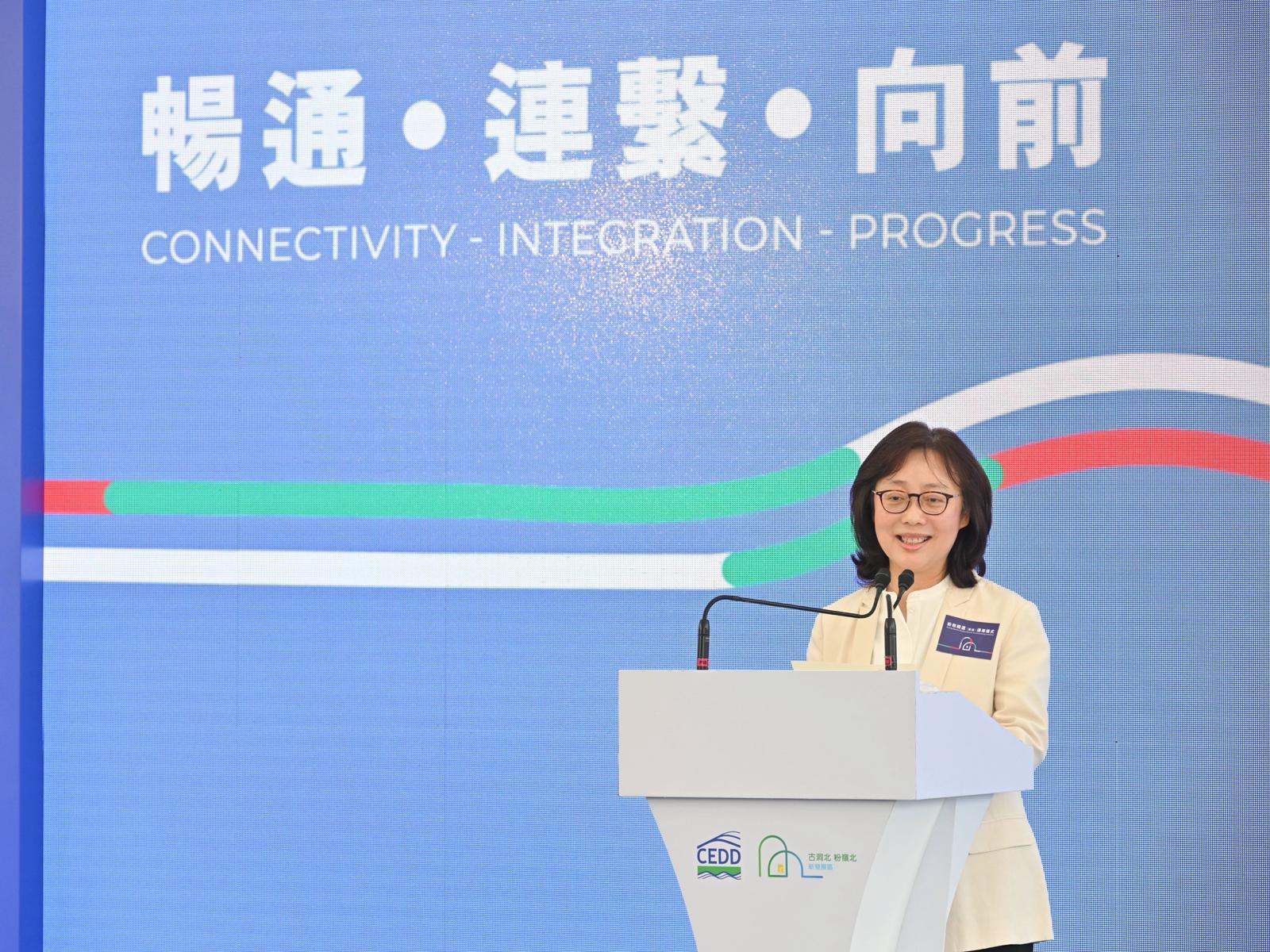 The Fanling Bypass (Eastern Section) Commissioning Ceremony was held today (May 2), marking the successful completion of the first large-scale transport infrastructure project in the Northern Metropolis. Photo shows the Secretary for Development, Ms Bernadette Linn, delivering a speech at the ceremony.