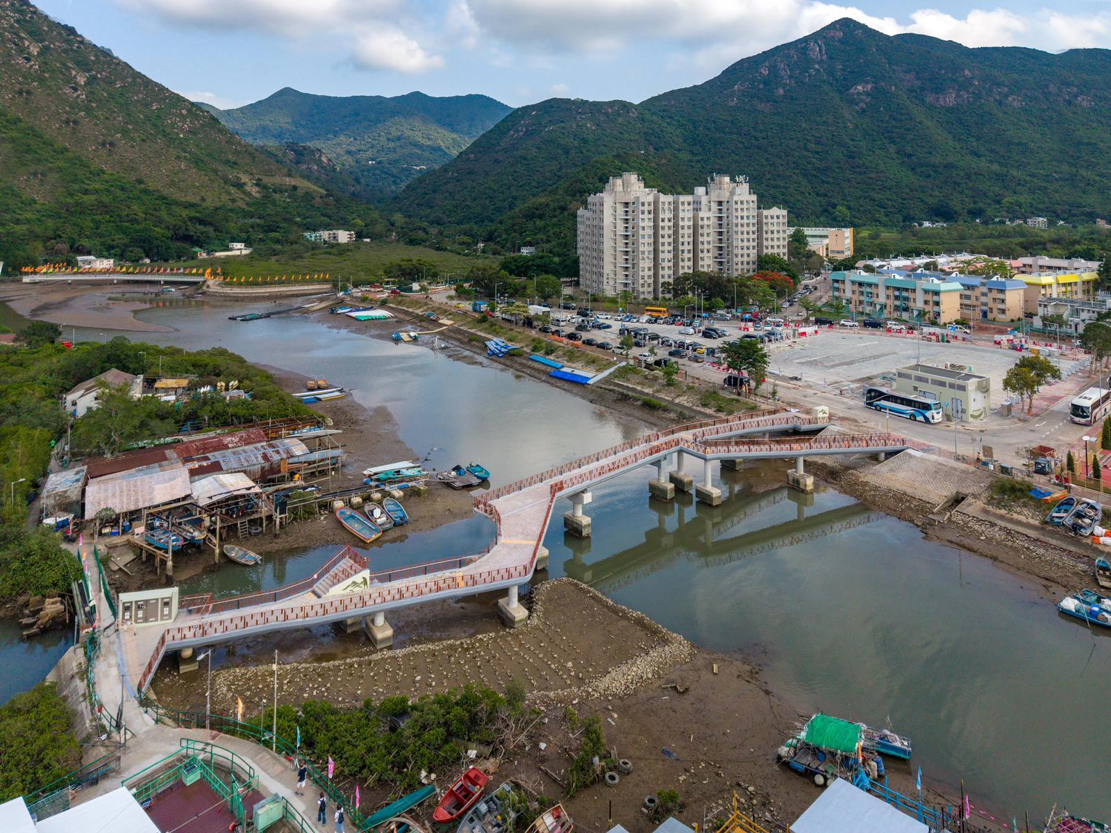 大澳鹽田橋明日（五月四日）開放予公眾使用，是香港首條採用伸縮式開合設計的行人橋，演繹昔日大澳「橫水渡」的特色，連接龍盛街及新基街河涌兩岸。