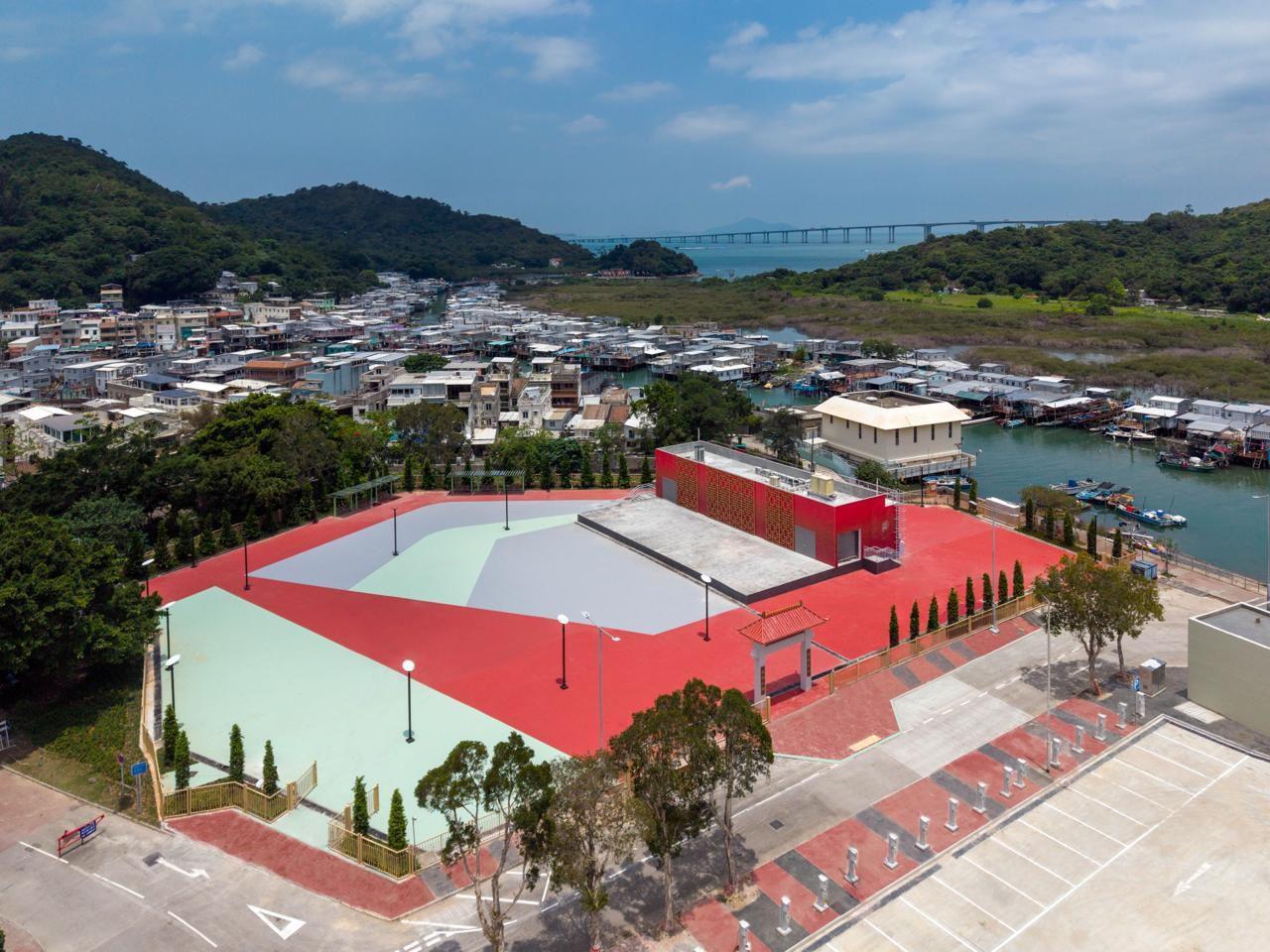 大澳鹽田橋及寶珠潭橋明日（五月四日）開放予公眾使用，是「大澳改善工程──第二期第二階段」項目的核心設施。項目的其他工程包括圖示的鹽田露天劇場暨休憩用地，能提供充足公共空間舉行不同康樂及文化活動，包括歷史悠久的神功戲表演。相關設施預計於今年稍後開放。