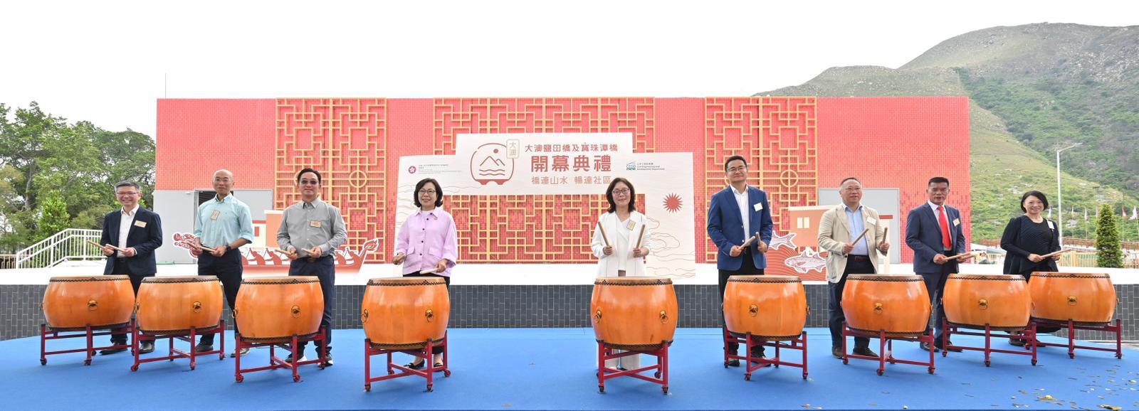 The Tai O Yim Tin Bridge and Po Chue Tam Bridge Opening Ceremony was held today (May 3). Photo shows (from second left) the Director of Civil Engineering and Development, Mr Michael Fong; the Chairman of the Heung Yee Kuk New Territories, Mr Kenneth Lau; the Secretary for Home and Youth Affairs, Miss Alice Mak; the Secretary for Development, Ms Bernadette Linn; Deputy Director General of the New Territories Sub-office of the Liaison Office of the Central People's Government in the Hong Kong Special Administrative Region, Mr Sun Xuewei; the Chairman of the Legislative Council Panel on Development, Mr Andrew Lam; the Chairman of the Tai O Rural Committee, Mr Ho Siu-kei; and other guests officiating at the opening ceremony. 