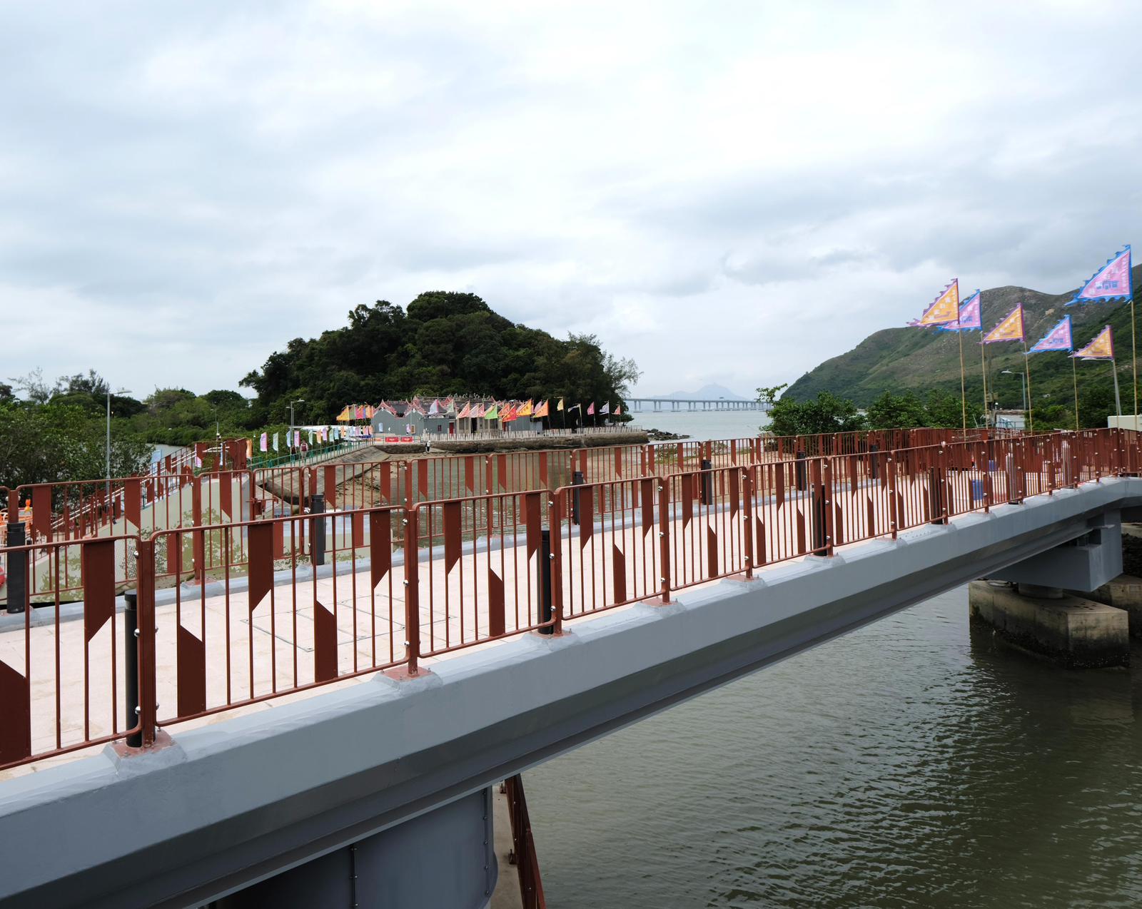 The Tai O Po Chue Tam Bridge will open to the public tomorrow (May 4). The Po Chue Tam Bridge adopts a rotational design that harmonises with the setting of the nearby Yeung Hau Temple.