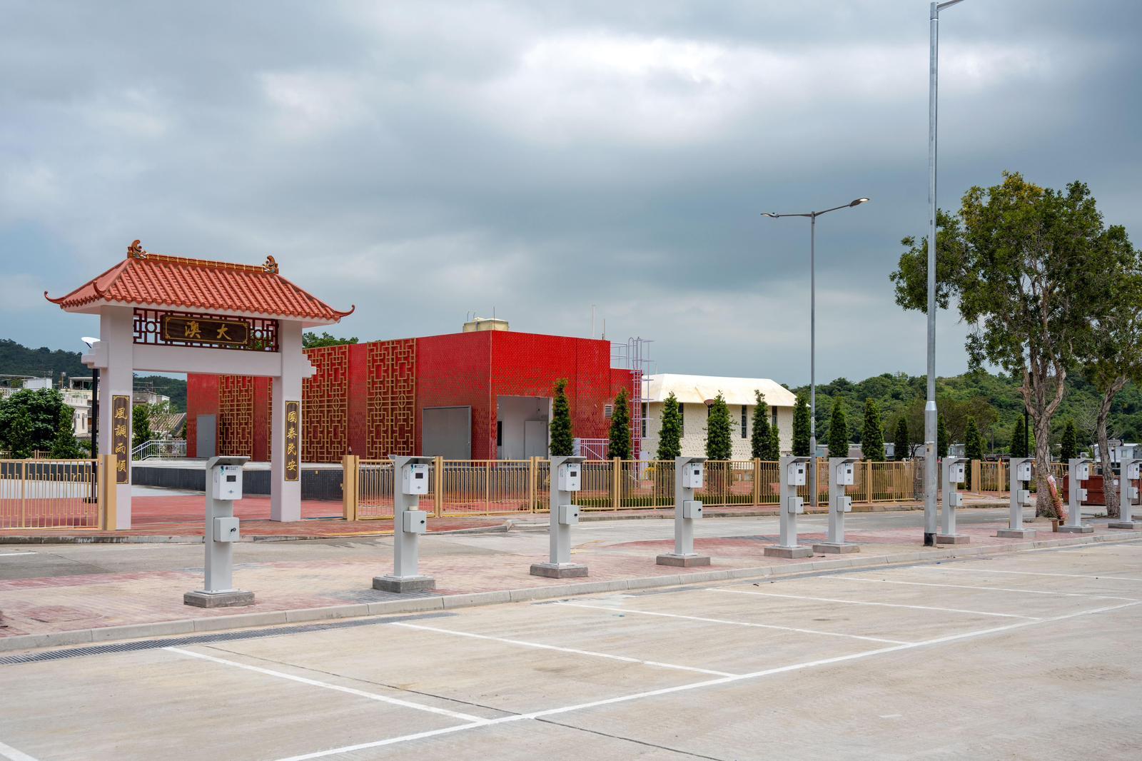 The Tai O Yim Tin Bridge and the Po Chue Tam Bridge will open to the public tomorrow (May 4). They are core facilities under the project "Improvement Works at Tai O &ndash; Phase 2, Stage 2". Other works under the project include public parking spaces on Lung Shing Street as shown in the photo. These facilities are expected to open later this year.