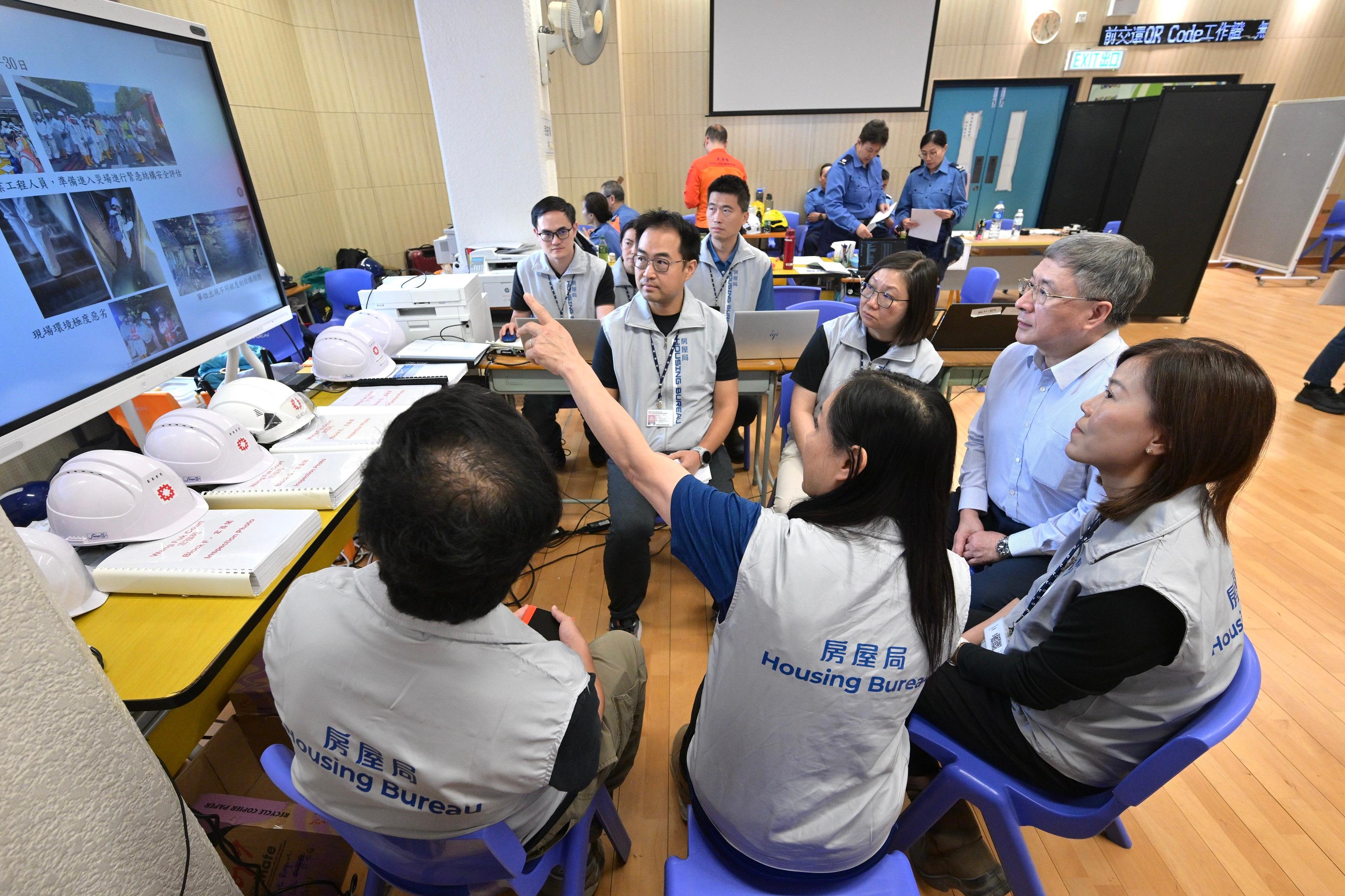 The Deputy Chief Secretary for Administration, Mr Cheuk Wing-hing, today (May 3) inspected the arrangements for residents of Wang Fuk Court in Tai Po returning to their units. He met with engineers from the Housing Bureau and the Housing Department, and thanked them for their extensive professional work in ensuring building safety so that the residents could return to their units in safe indoor and outdoor environments.