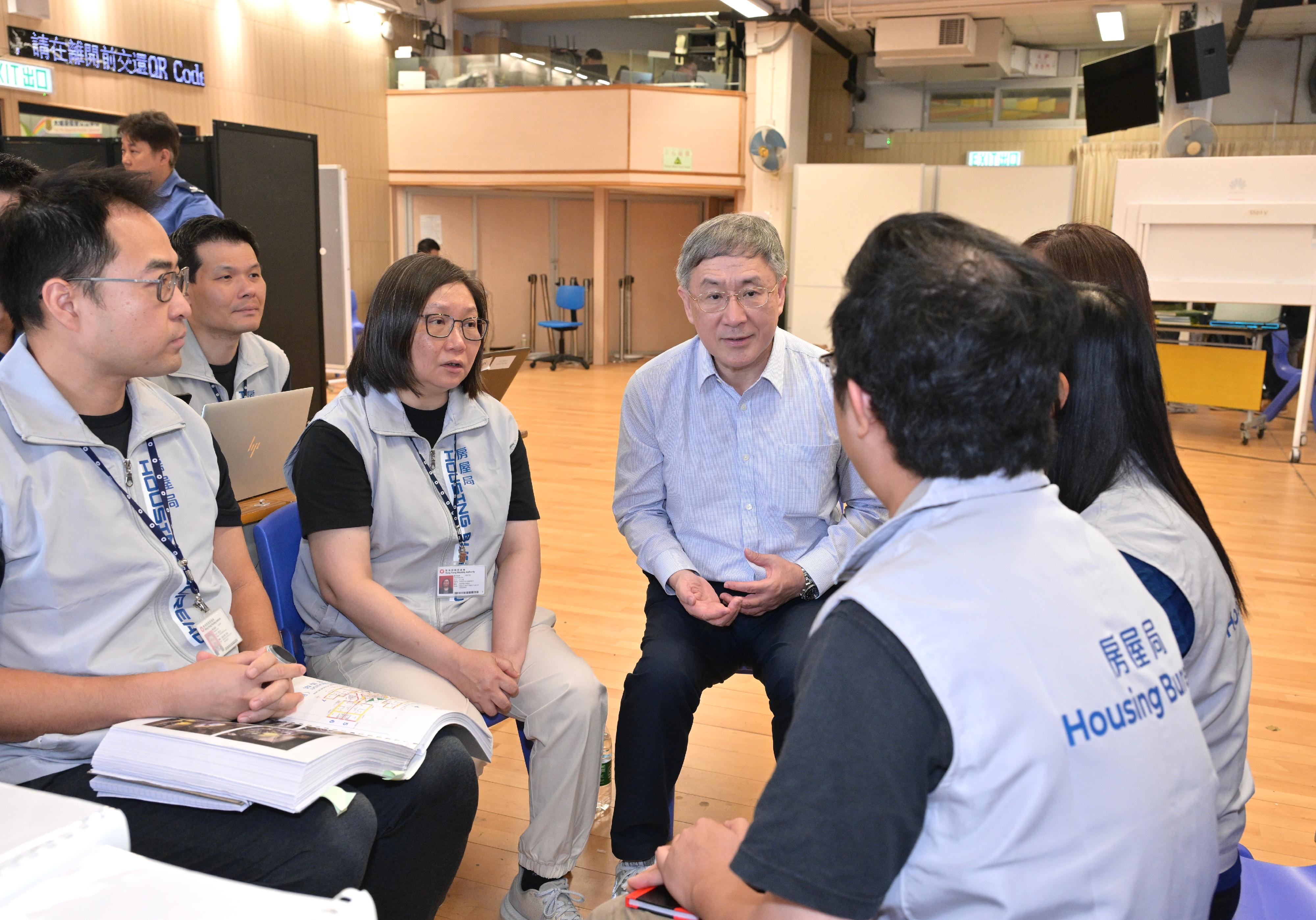 The Deputy Chief Secretary for Administration, Mr Cheuk Wing-hing, today (May 3) inspected the arrangements for residents of Wang Fuk Court in Tai Po returning to their units. He met with engineers from the Housing Bureau and the Housing Department, and thanked them for their extensive professional work in ensuring building safety so that the residents could return to their units in safe indoor and outdoor environments.